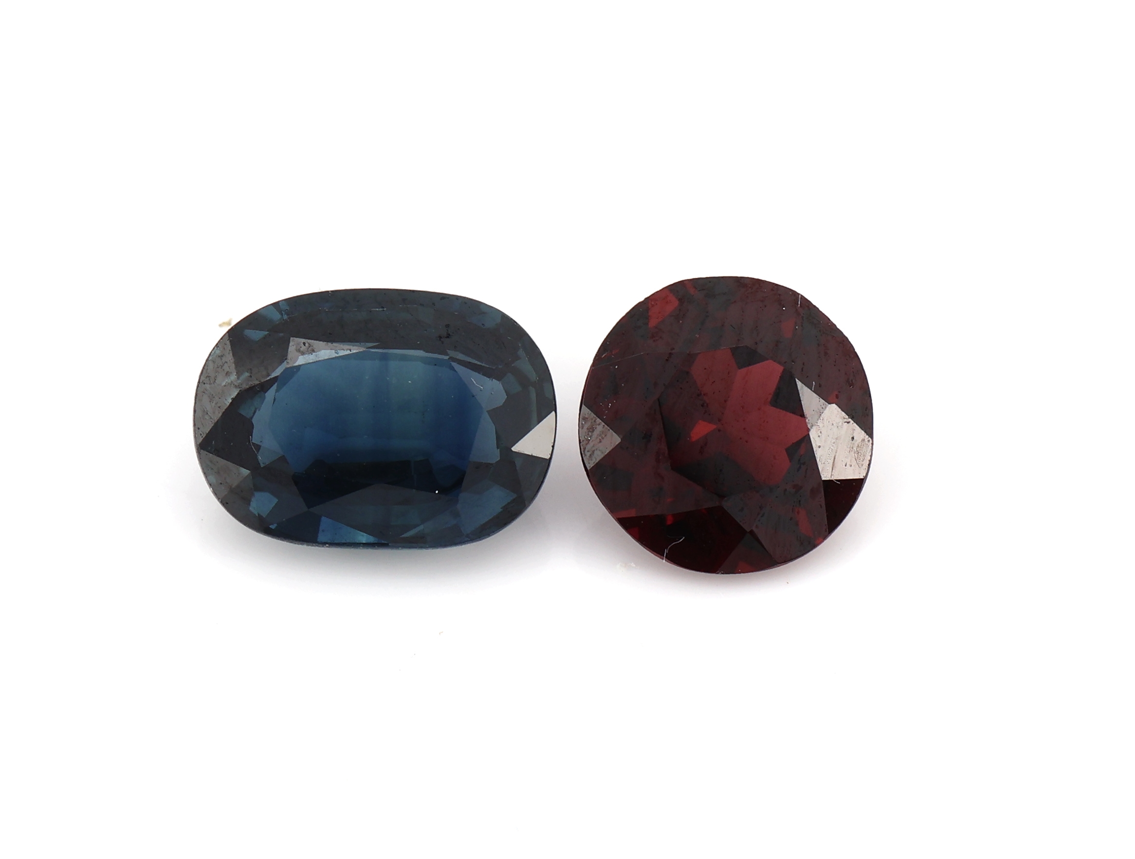 Detail a: Lot lose Saphire, zus. ca. 55.39 ct, ovalfacett. in versch. Größen, dazu 1 rundfacett. Granat ca. 1.69 ct
