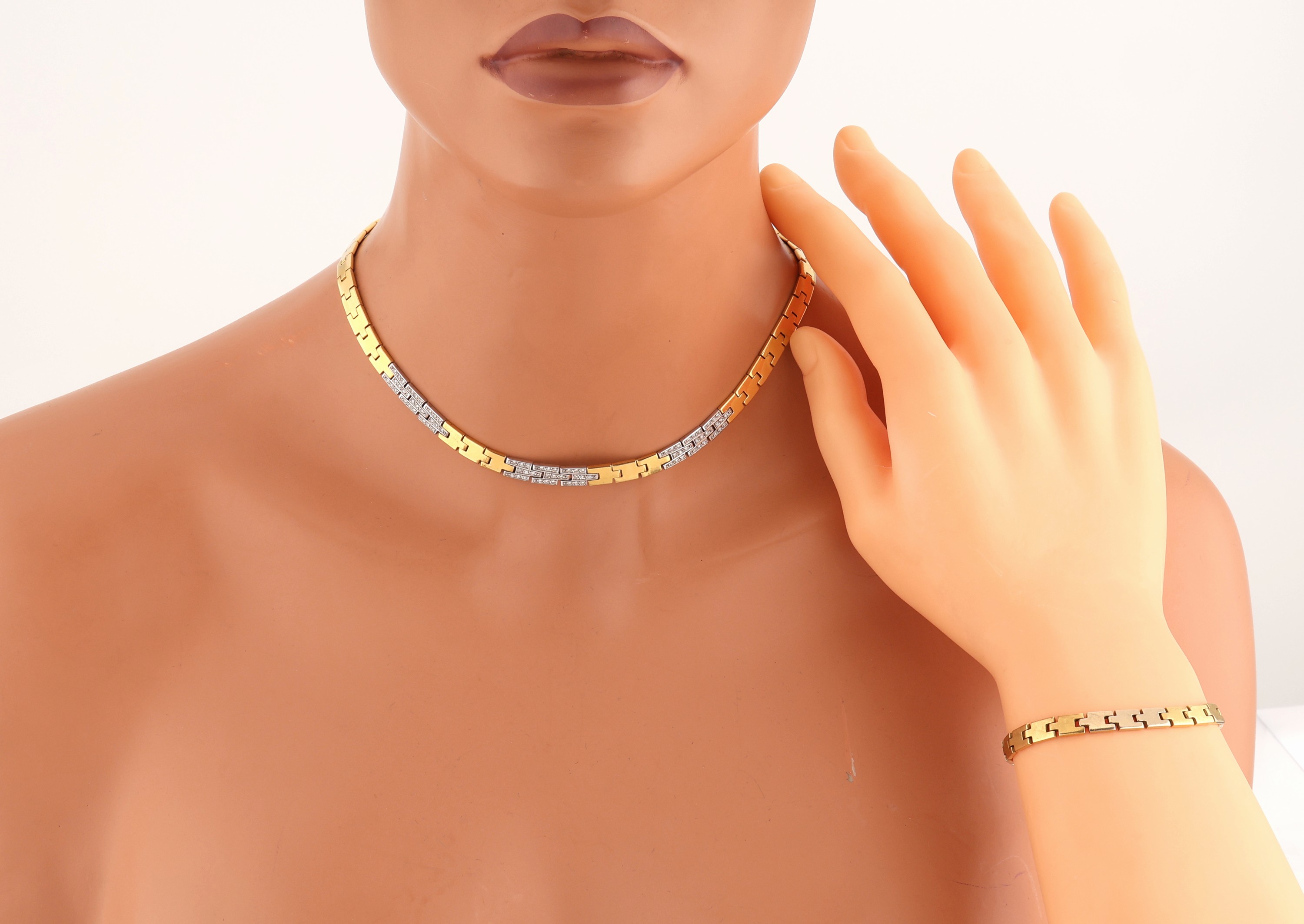 Detail c: 18 kt Gold Brillant-Collier, GG/WG 750/000,9 WG Glieder mit 81 Brillanten zus. ca. 0.40 ct Weiss/si, L. ca. 40 cm, Kastenschloss mit ...