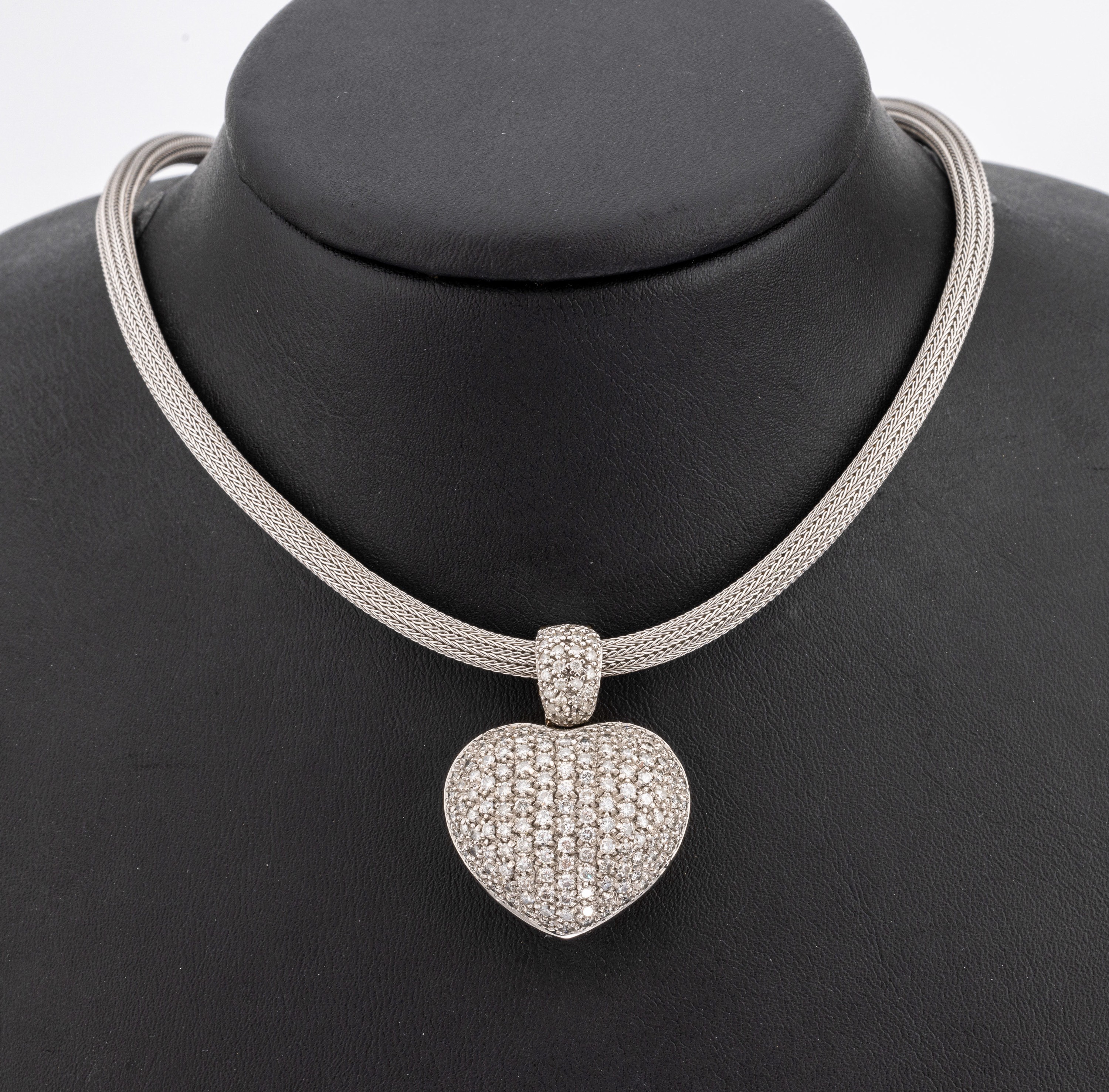 18 kt Gold Brillant-Clipanhänger "Herz", GG/WG 750/000, Front WG mit ca. 160 Brillantenzus. ca. 3.20 ct Weiss/p 1, an Strickcollier, WG ...
