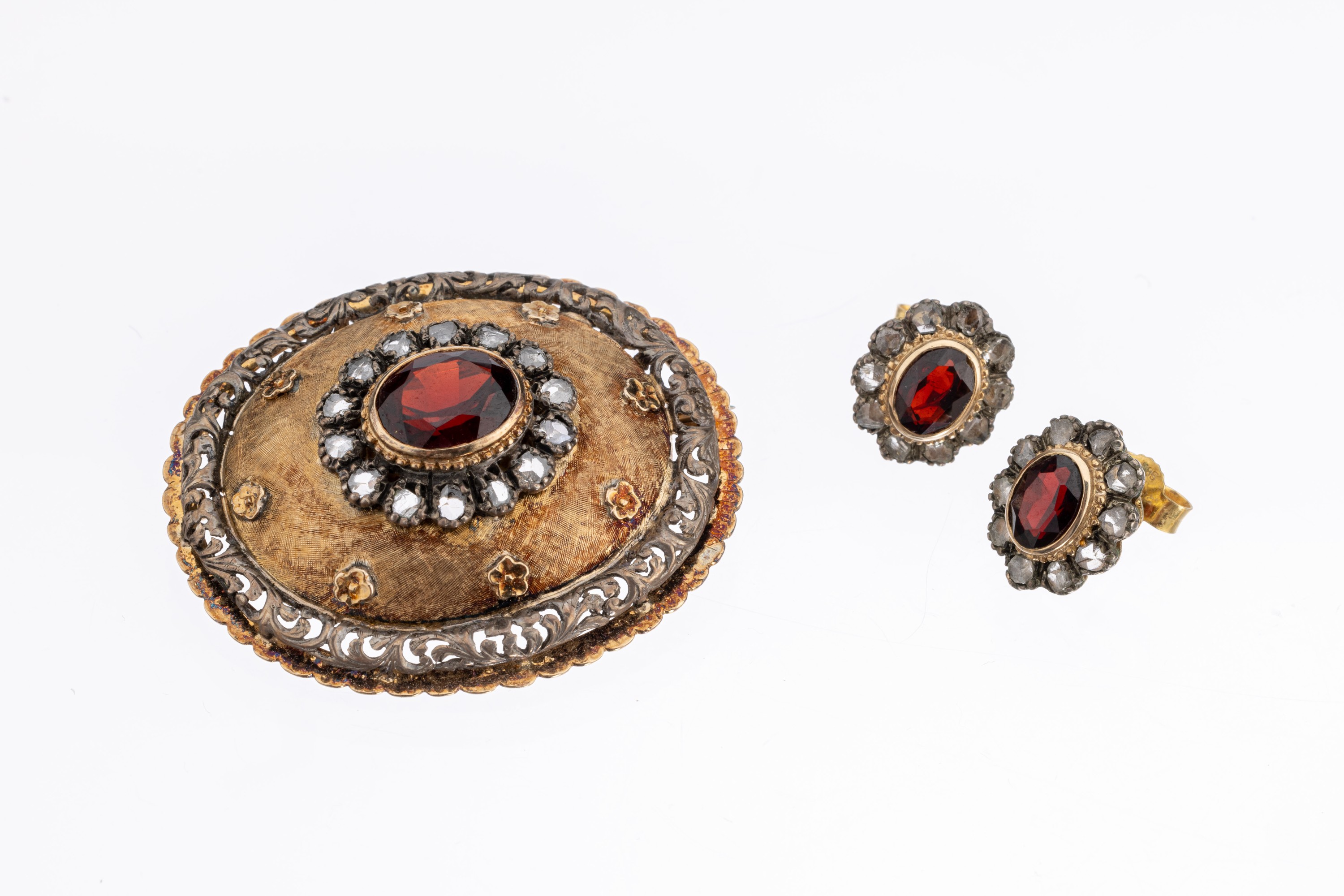 18 kt Gold Farbstein-Diamant-Schmuckset, um 1880, GG 750/000, aufwendige Goldschmiedearbeit, best. aus: 1 Brosche, mittig ovalfacett. Granat ca. 4.0 ...