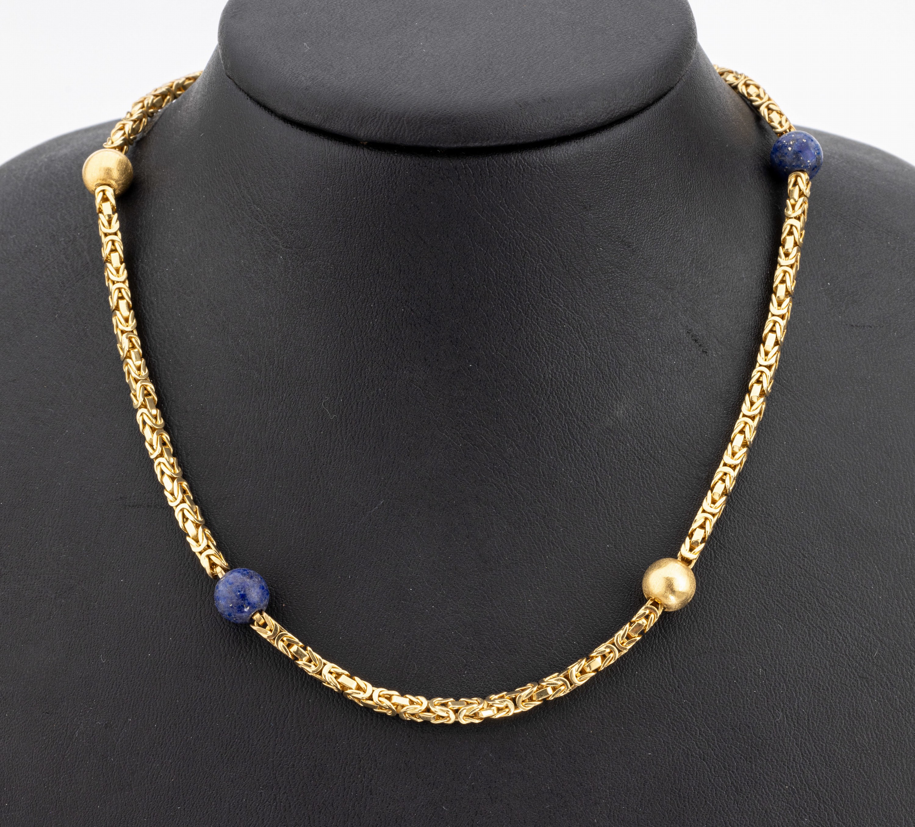 18 kt Gold Lapislazuli-Collier, GG 750/000, überlang, Königskette, Zwischenkugeln Gold, D. ca. 7.9 mm, Lapislazuli-Kugeln, D. ca. 8.1 mm, L. ca. ...