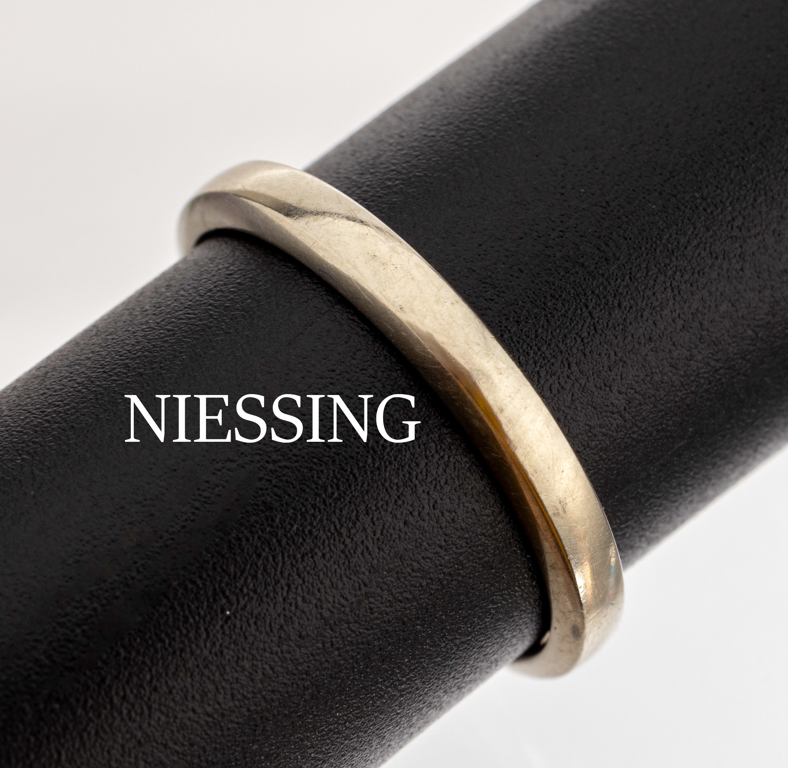 18 kt Gold NIESSING Ring, WG 750/000, schlicht, RW 62, ca. 4.4 g, sign.