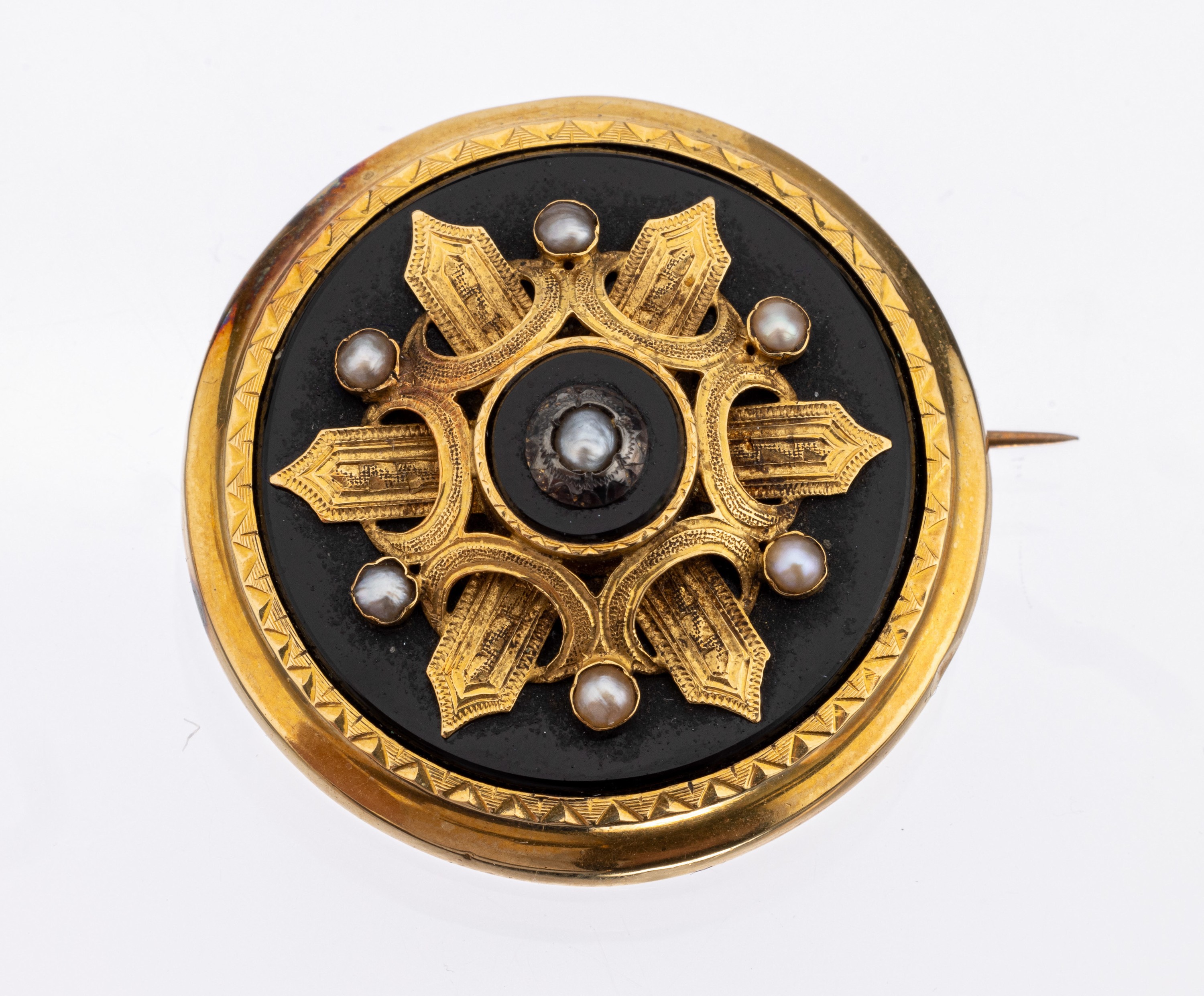 14 kt Gold Onyx-Perl-Brosche, um 1860-80, GG 585/000 gepr., rund, mittig Onyxplatte, aufgelegtes Ornament mit kl. Flussperlen, feingrav. und punz., ...