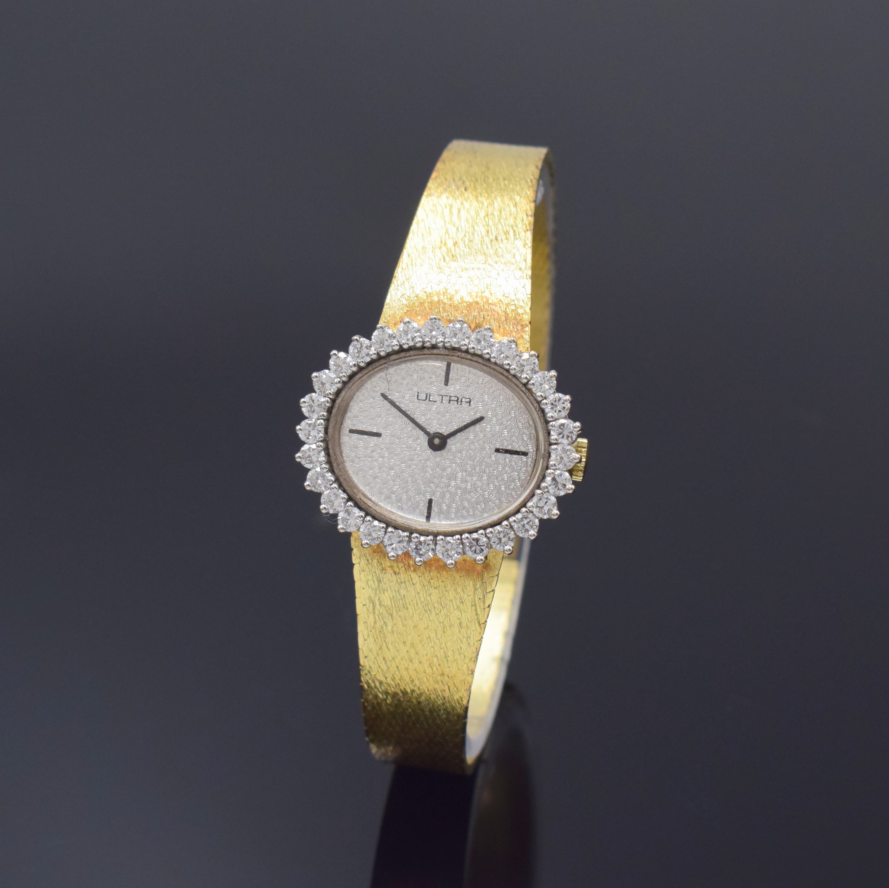 ULTRA Damenarmbanduhr in GG/WG 585/000 mit Diamantlünette, Handaufzug, Deutschland um 1965, Boden aufgedr., Diamanten zus. ca. 1,5 ct, silb. ...