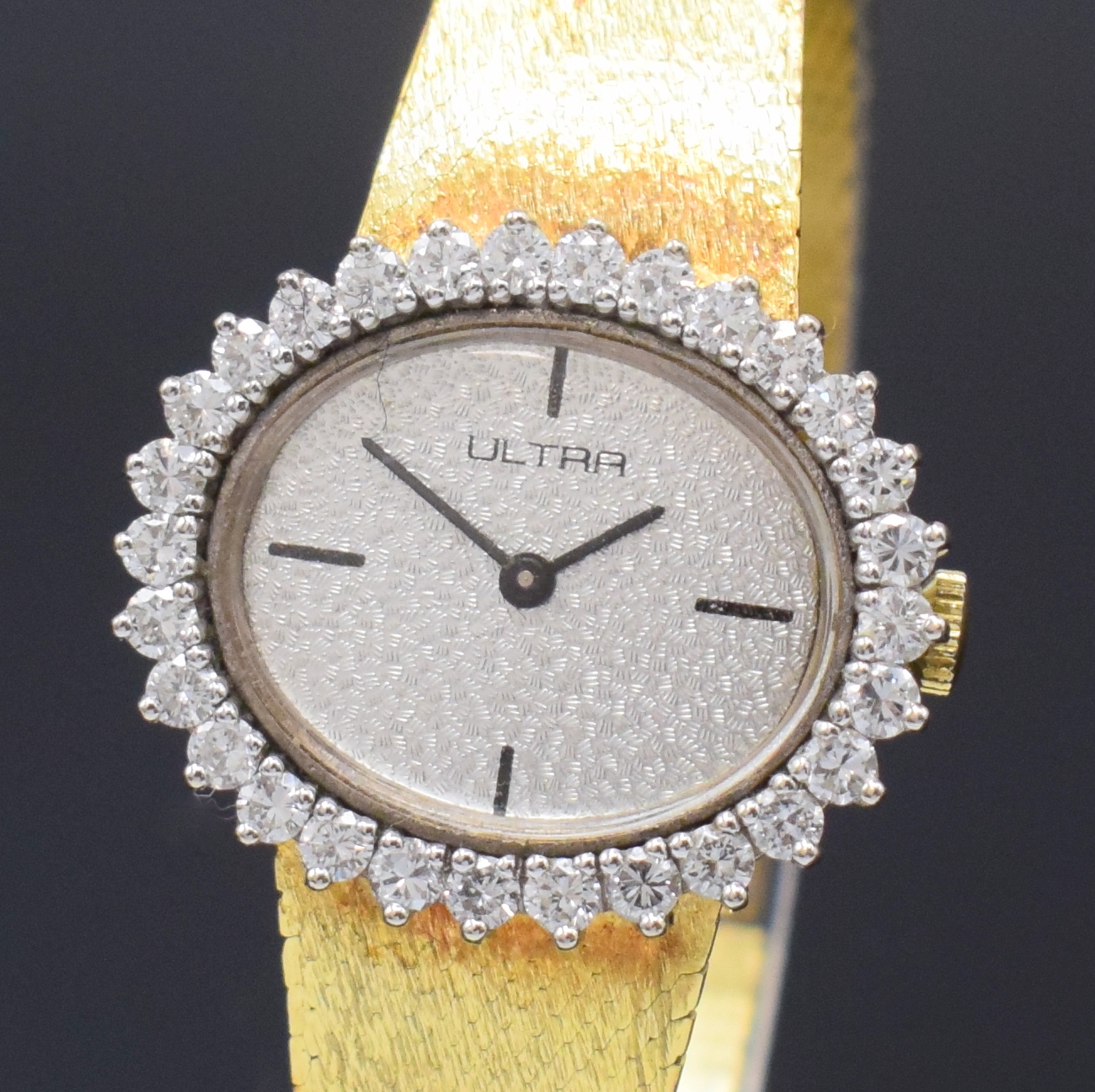 Detail a: ULTRA Damenarmbanduhr in GG/WG 585/000 mit Diamantlünette, Handaufzug, Deutschland um 1965, Boden aufgedr., Diamanten zus. ca. 1,5 ct, silb. ...