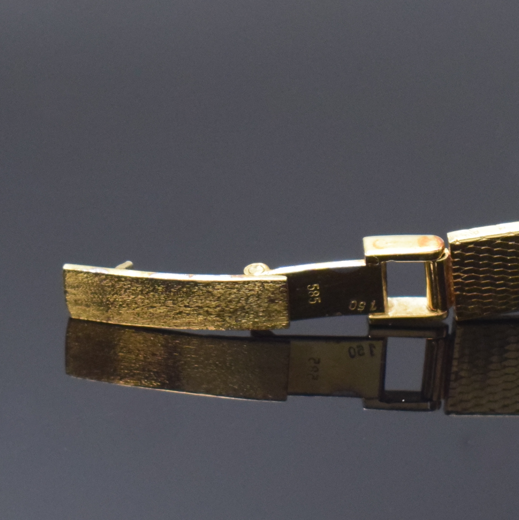 Detail b: ULTRA Damenarmbanduhr in GG/WG 585/000 mit Diamantlünette, Handaufzug, Deutschland um 1965, Boden aufgedr., Diamanten zus. ca. 1,5 ct, silb. ...