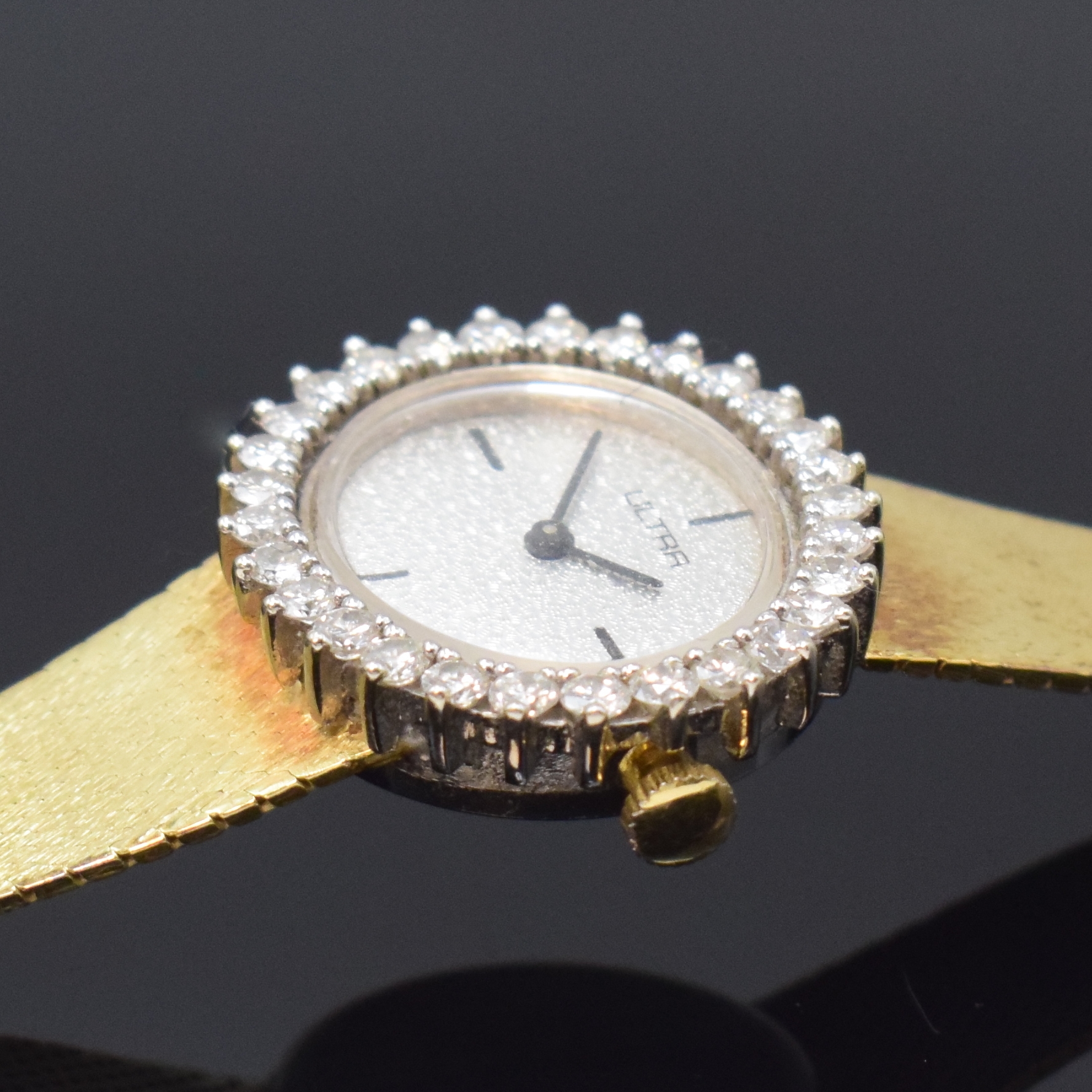 Detail c: ULTRA Damenarmbanduhr in GG/WG 585/000 mit Diamantlünette, Handaufzug, Deutschland um 1965, Boden aufgedr., Diamanten zus. ca. 1,5 ct, silb. ...
