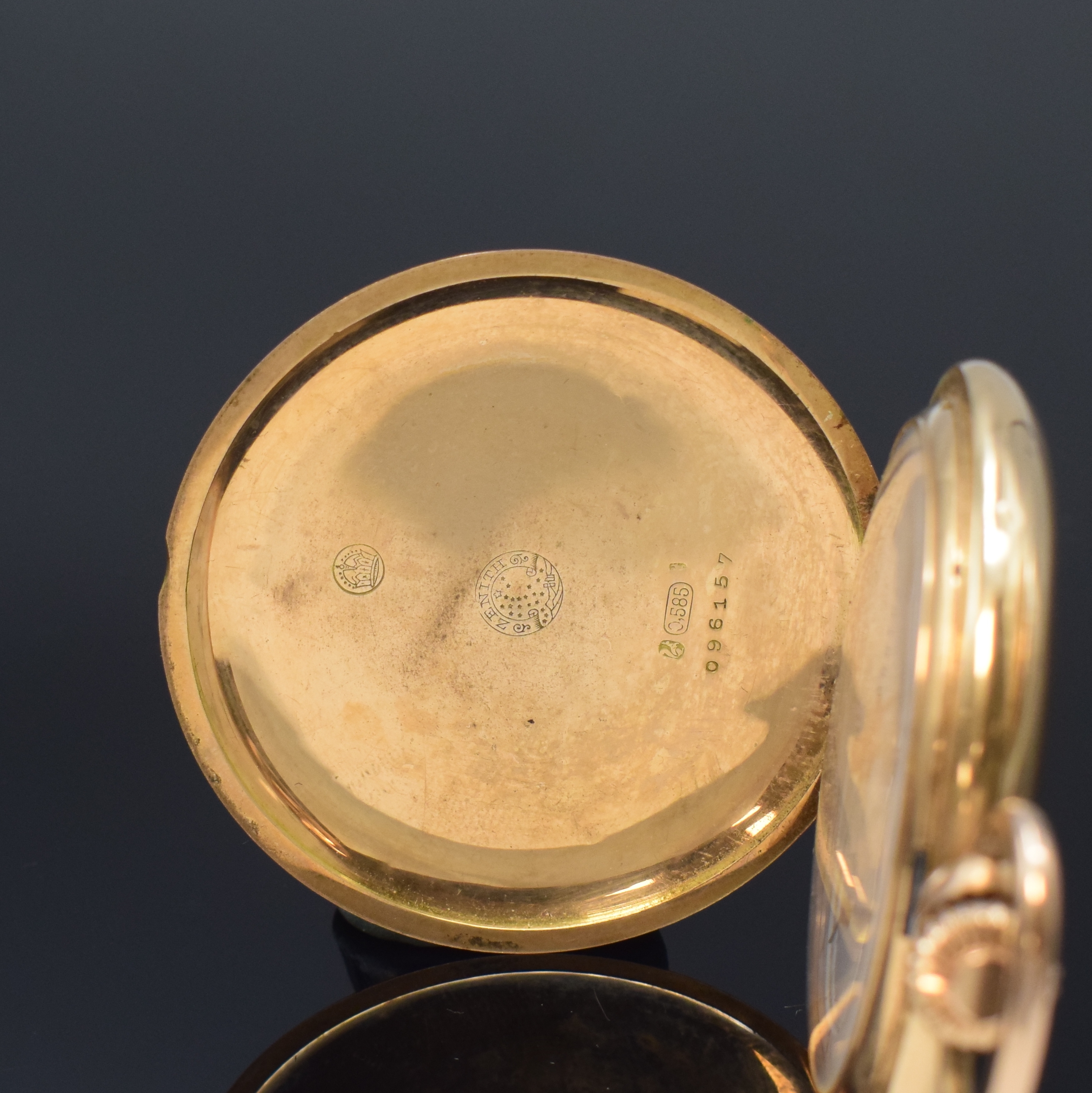 Detail a: ZENITH Herrensavonette in RG 585/000, Schweiz um 1920, guill. 3-Deckel Goldgeh. dell., Cuvette m. Medaillengrav., 2-tlg. Emailzifferbl., kl. Sek. b. ...