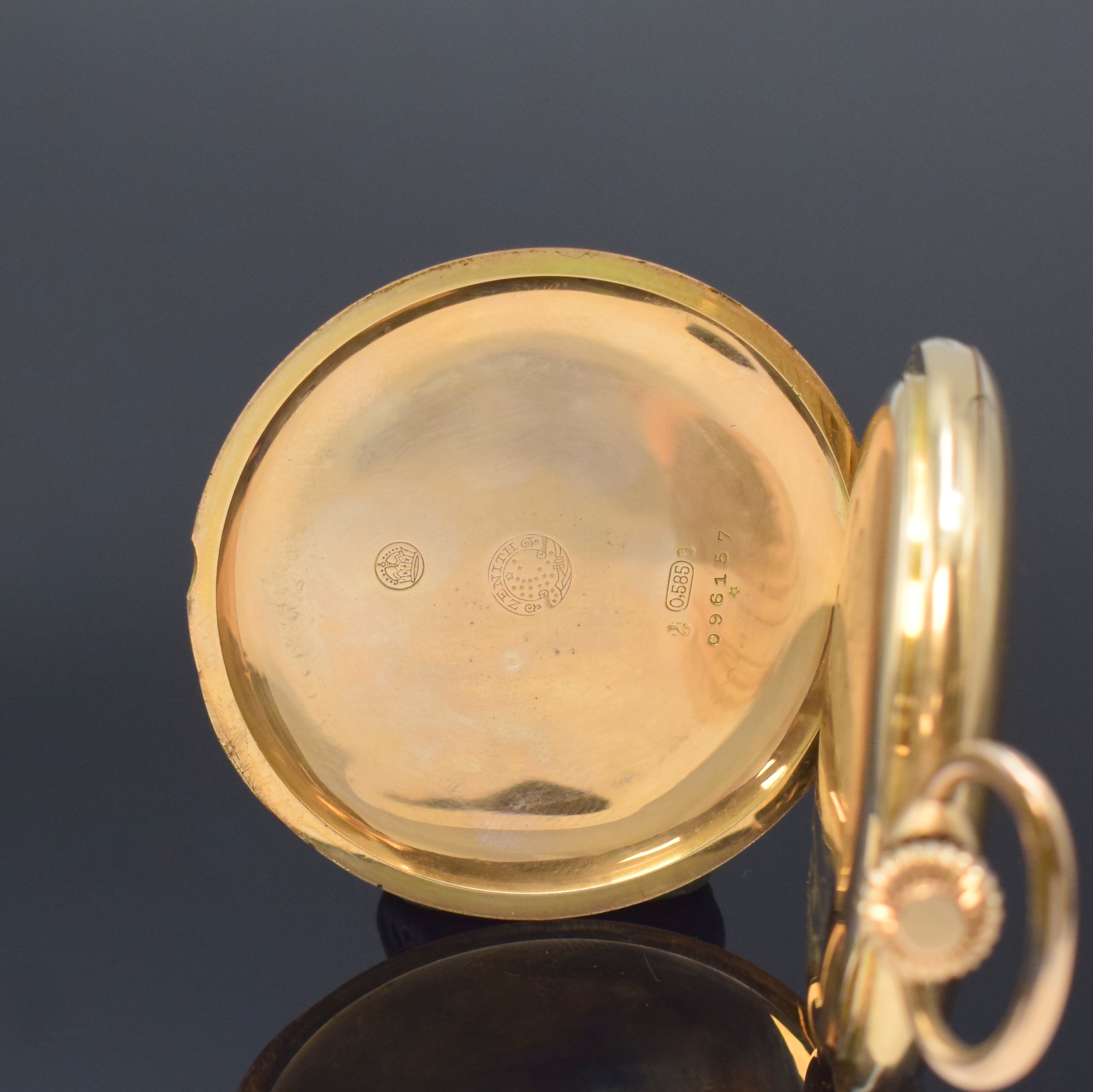 Detail d: ZENITH Herrensavonette in RG 585/000, Schweiz um 1920, guill. 3-Deckel Goldgeh. dell., Cuvette m. Medaillengrav., 2-tlg. Emailzifferbl., kl. Sek. b. ...
