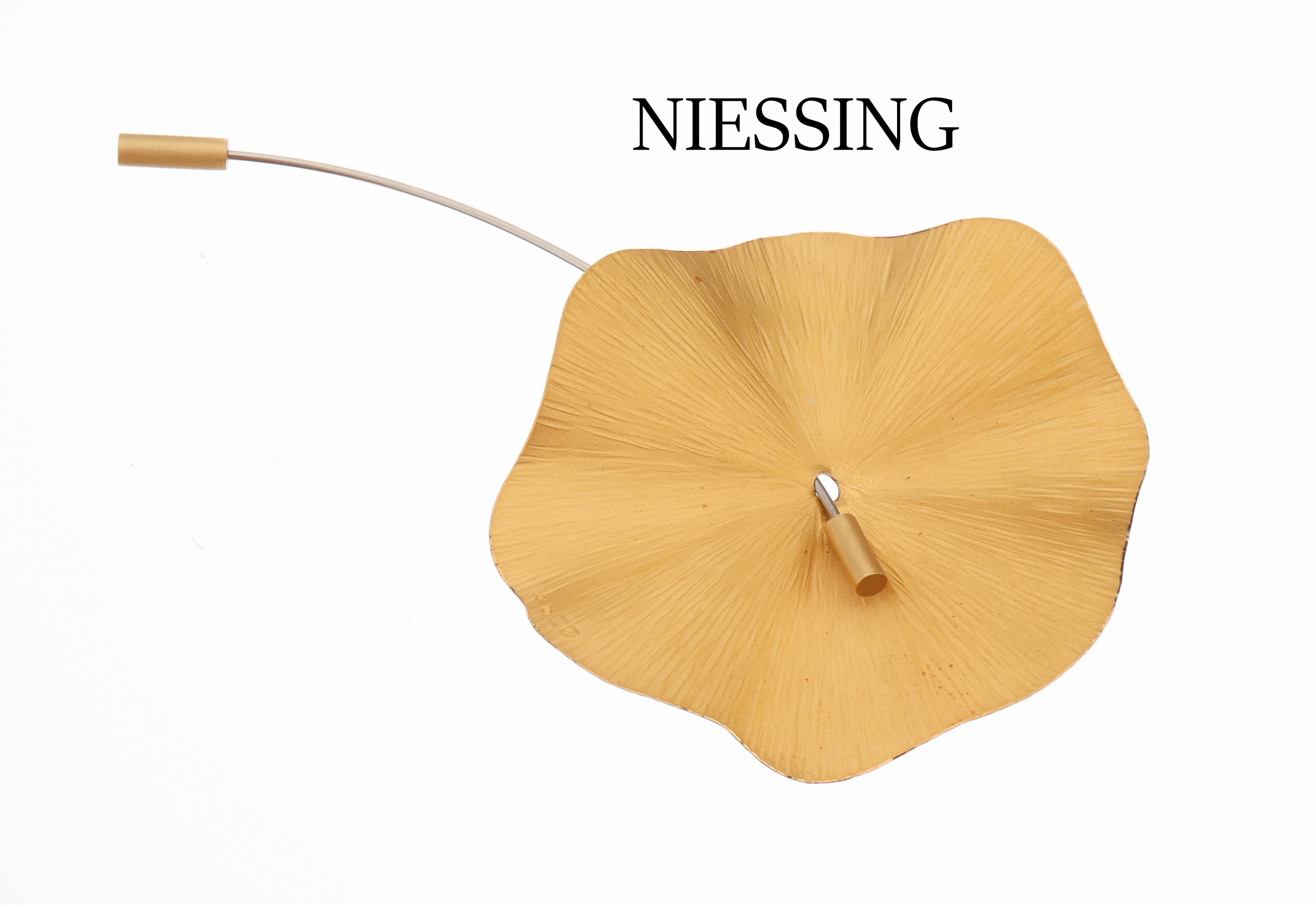 Platin und 18 kt Gold NIESSING Brosche, GG 750/000 und Platin 950/000, Stab mit bewegl. Blüte, eine Seite GG, eine Seite Platin, strukturiert und ...