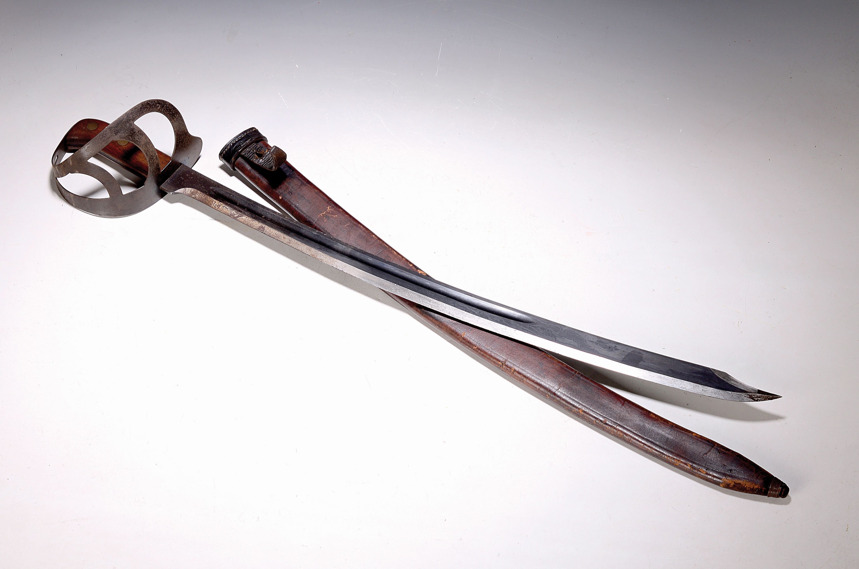 Säbel/Klewang, M1911 Niederlande, wurde 1913 eingeführt. Waffe und Lederscheide nummerngleich. Auf der Fehlschärfe Herstellermarke ...