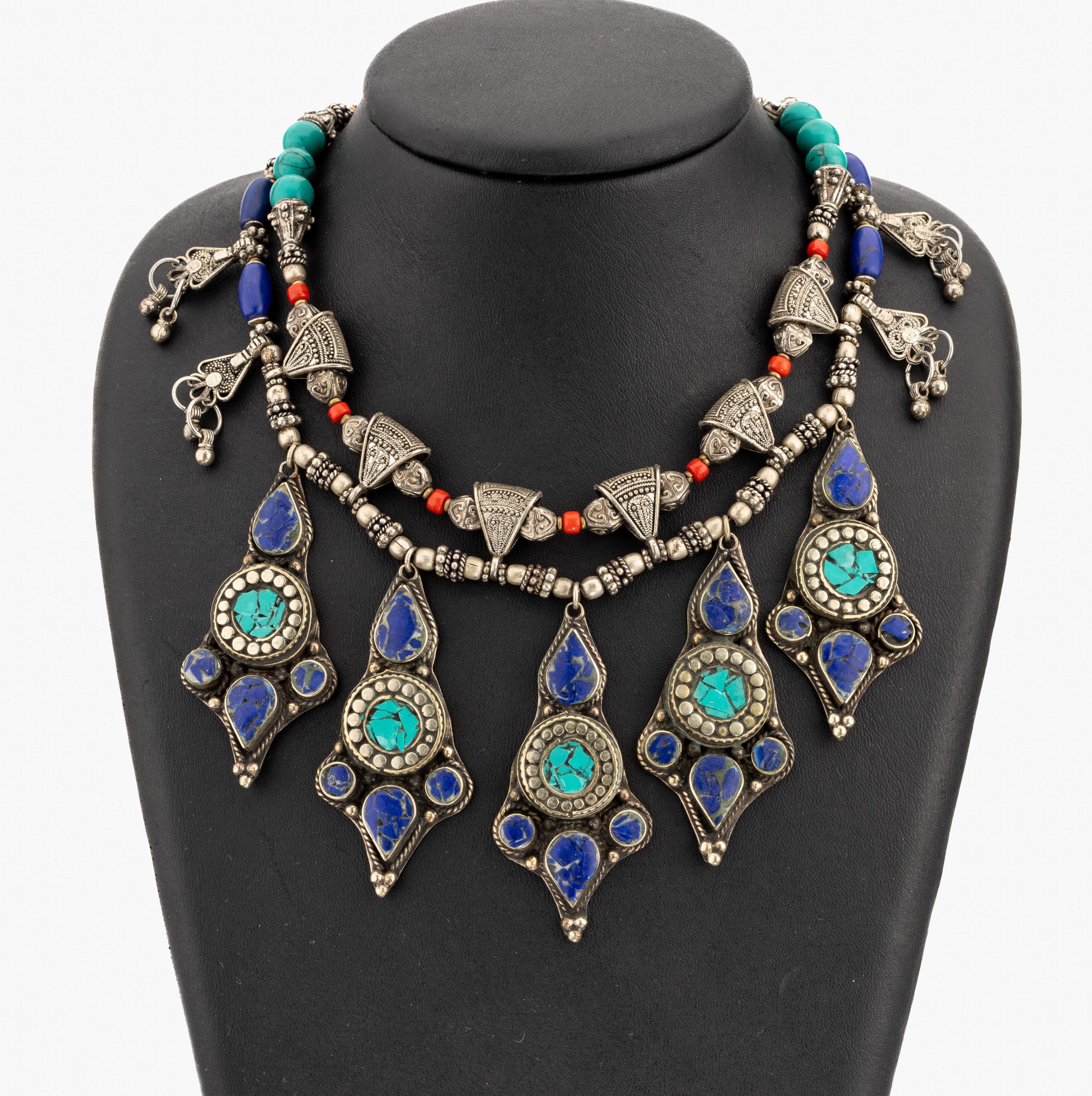 Aufwendiges Lapislazuli-Türkis-Collier, Silber gepr., Marokko, Kette aus Gliedern in versch. Größen, Formen, teilw. grav. und punz., bewegl. ...