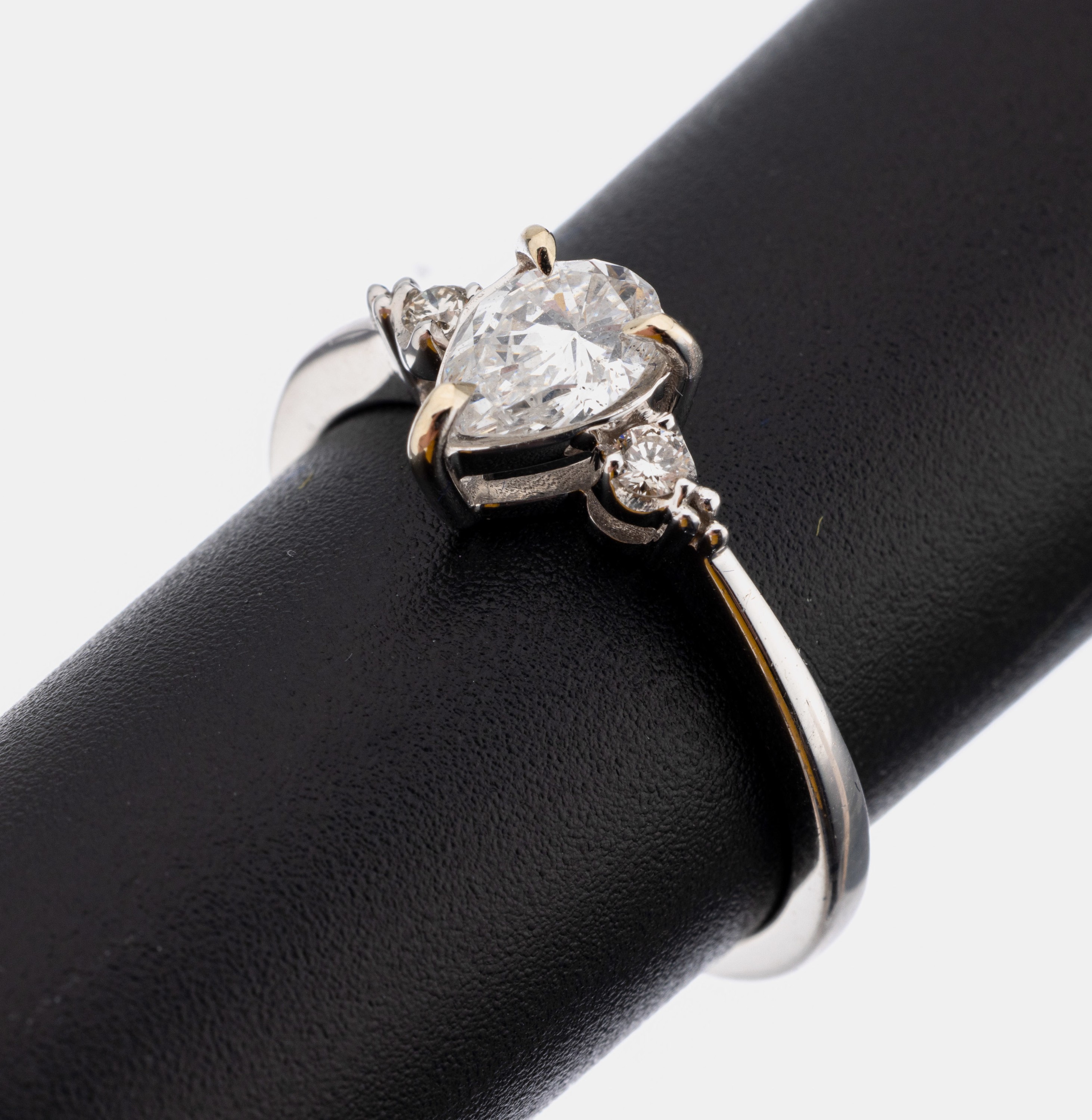 18 kt Gold Diamant-Ring, WG 750/000, mittigfacett. Diamanttropfen ca. 0.60 ct Weiß/si, seitl. 2 Brillanten zus. ca. 0.07 ct Weiß- l.get.Weiß/si, ...