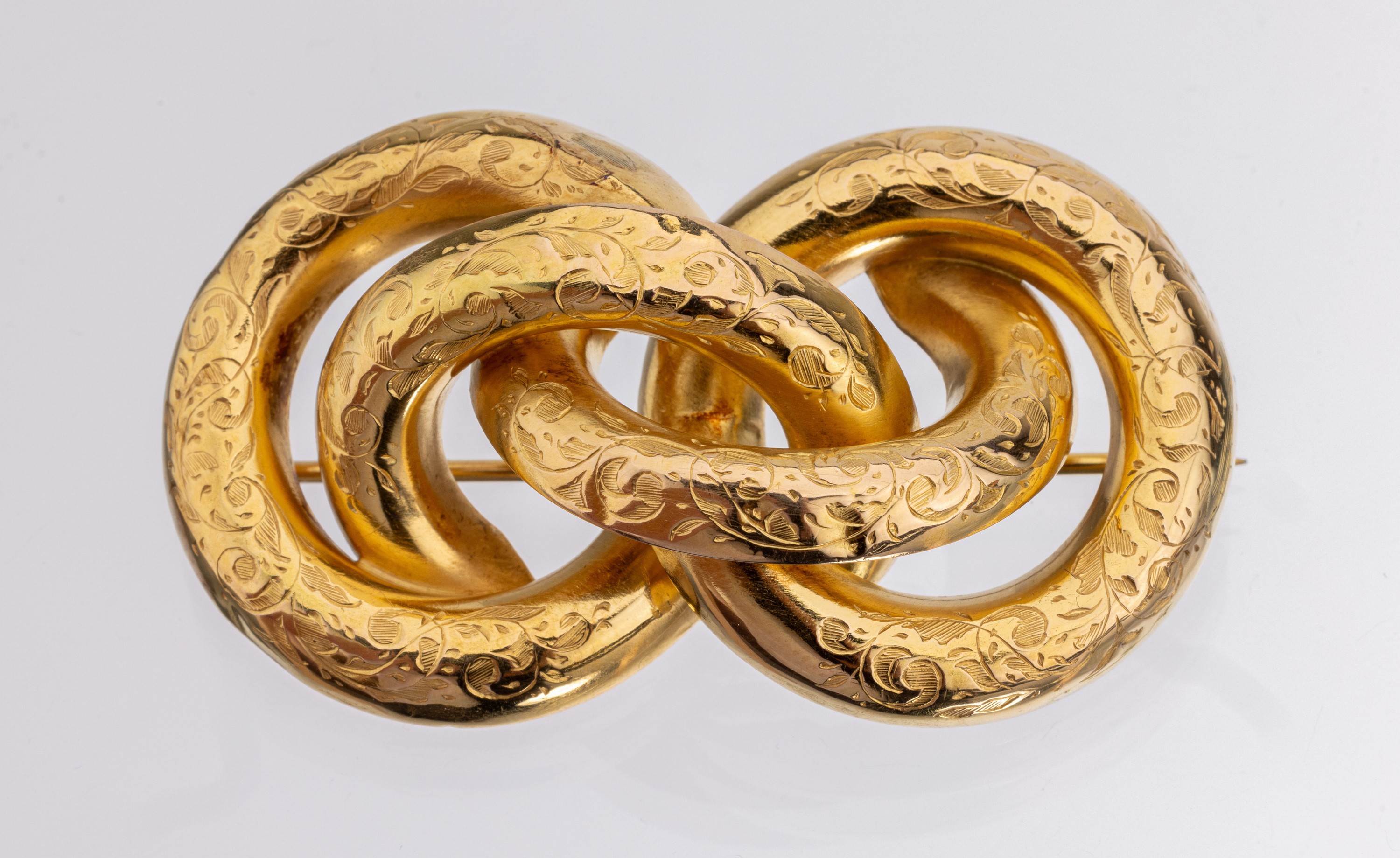 15 kt Gold Biedermeier Brosche, England um 1890, GG 625/000, knotenförm., in sich verschlungen, Oberfläche reich grav., ca. 11.8g