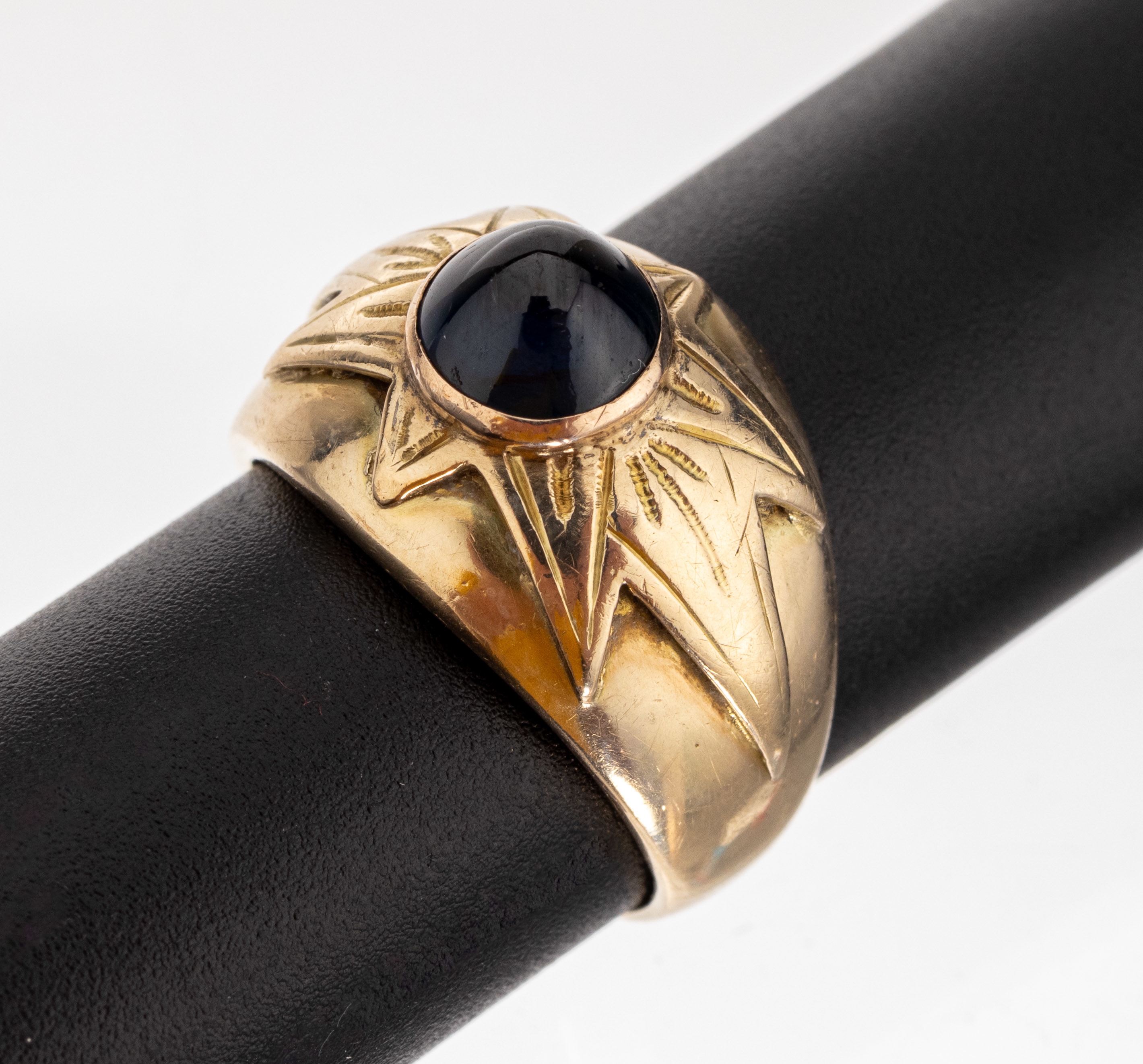14 kt Gold Turmalin-Ring, GG 585/000, Ringkopf mit aufgel. Stern, runder Turmalin- Cabochon, RW 56, ca. 10.4 g, Ringschiene l. verbogen