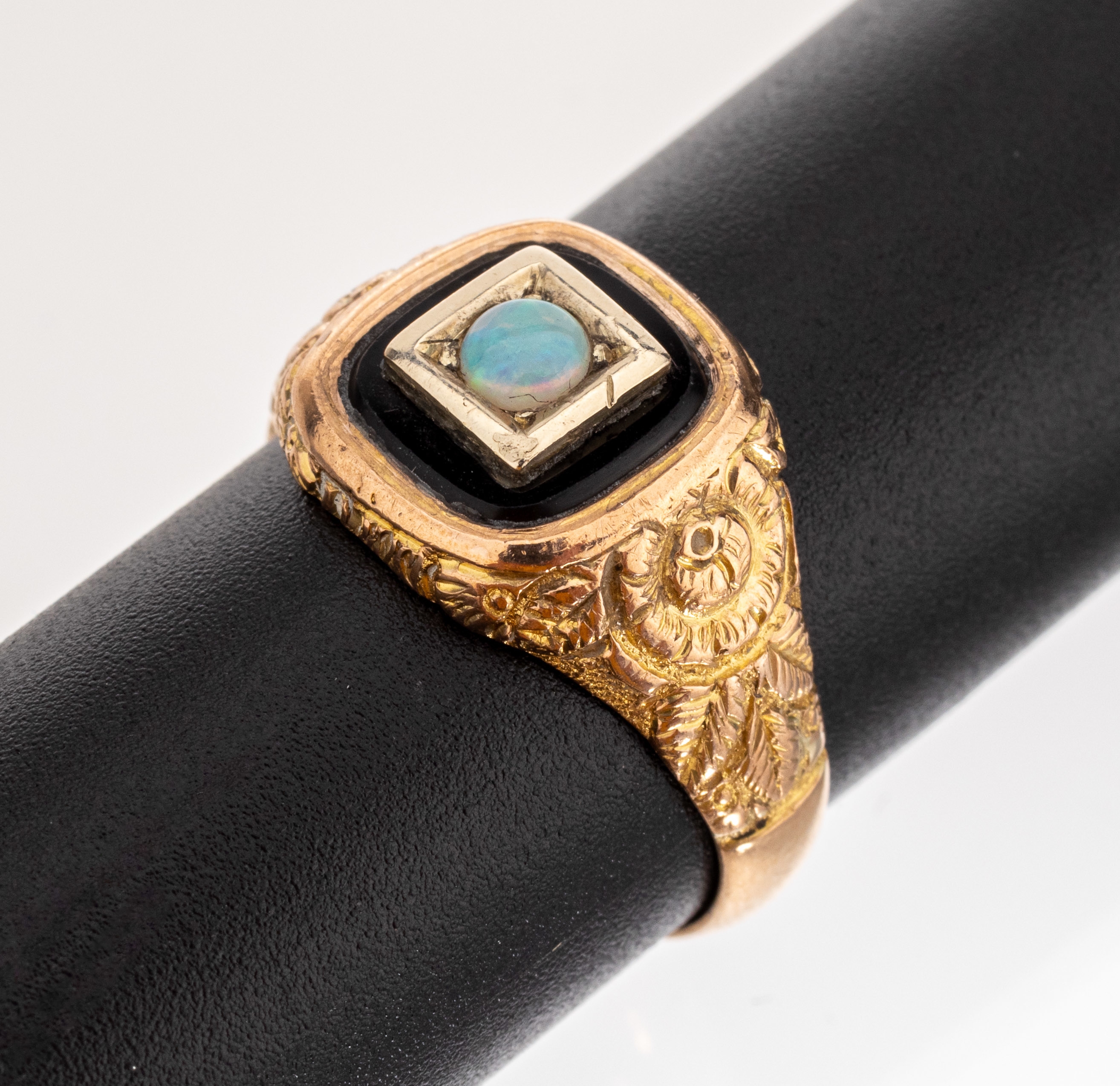 9 kt Gold Opal-Ring, England/Chester 1899, GG 375/000, Onyxeinlage, runder Opal- cabochon, Ringschiene reich verz., RW 59, ca. 5.5 g