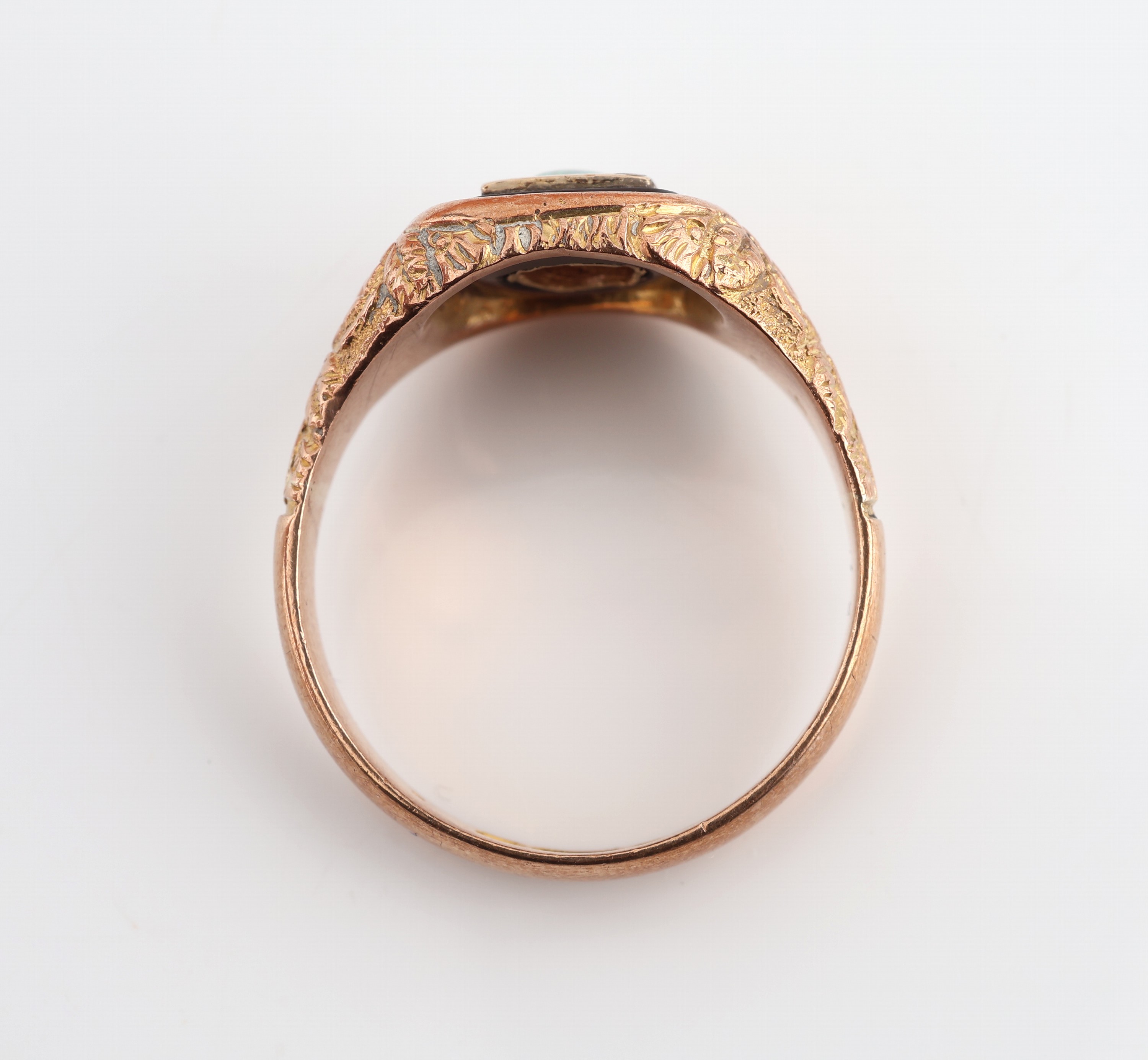 Detail a: 9 kt Gold Opal-Ring, England/Chester 1899, GG 375/000, Onyxeinlage, runder Opal- cabochon, Ringschiene reich verz., RW 59, ca. 5.5 g