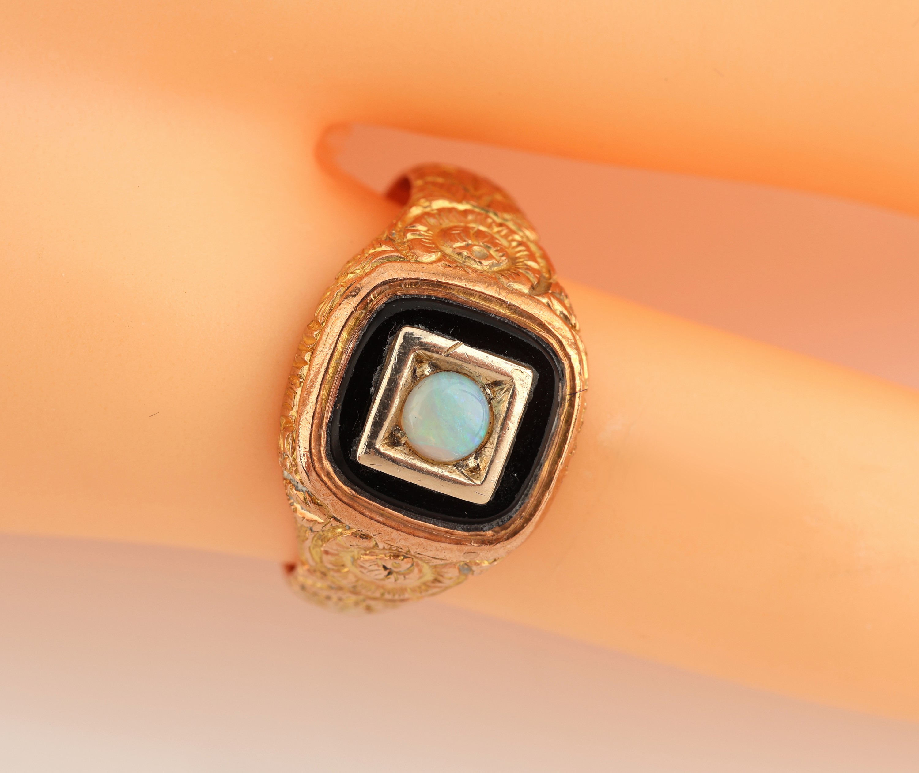 Detail c: 9 kt Gold Opal-Ring, England/Chester 1899, GG 375/000, Onyxeinlage, runder Opal- cabochon, Ringschiene reich verz., RW 59, ca. 5.5 g