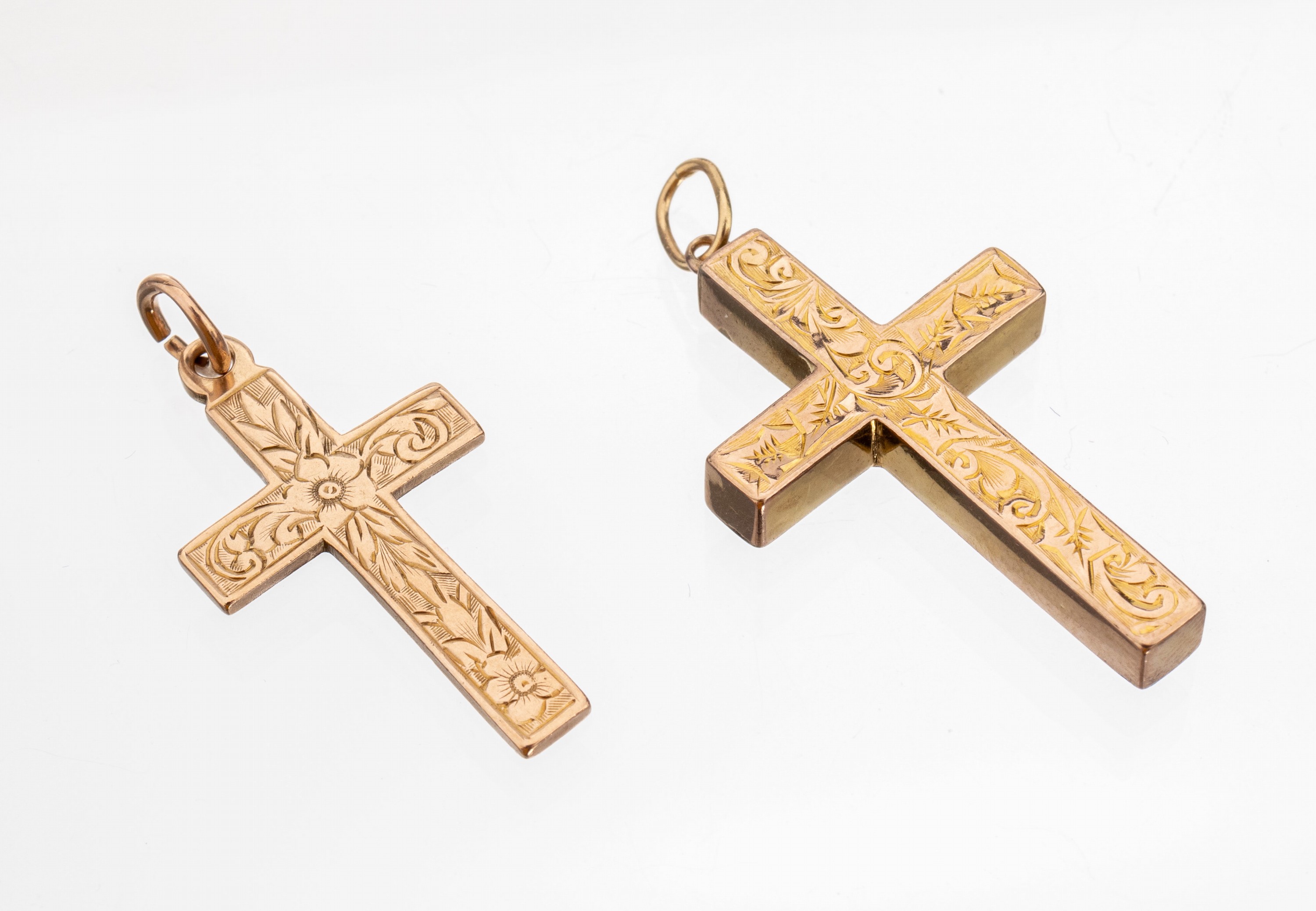 2 9 kt Gold Kreuzanhänger, GG 375/000, 1x Birmingham 1899, reich floral grav., ca. 3 x 1.5 cm, 1x Birmingham 1906, reich barockisierend grav., ca. ...