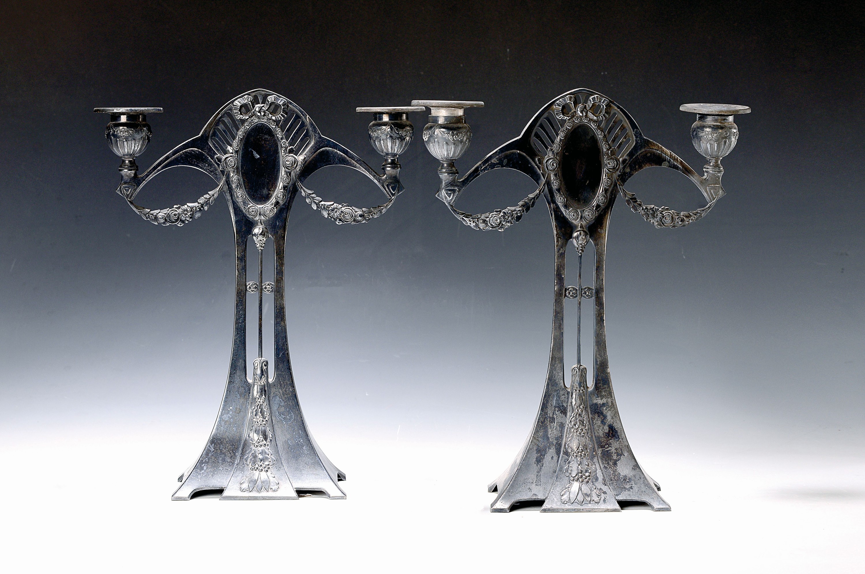 Paar Kerzenleuchter, WMF Geislingen, um 1900, Zinn Xo, rechteckiger Stand, Girlandendekor, H. 31 cm, B. 25.5 cm