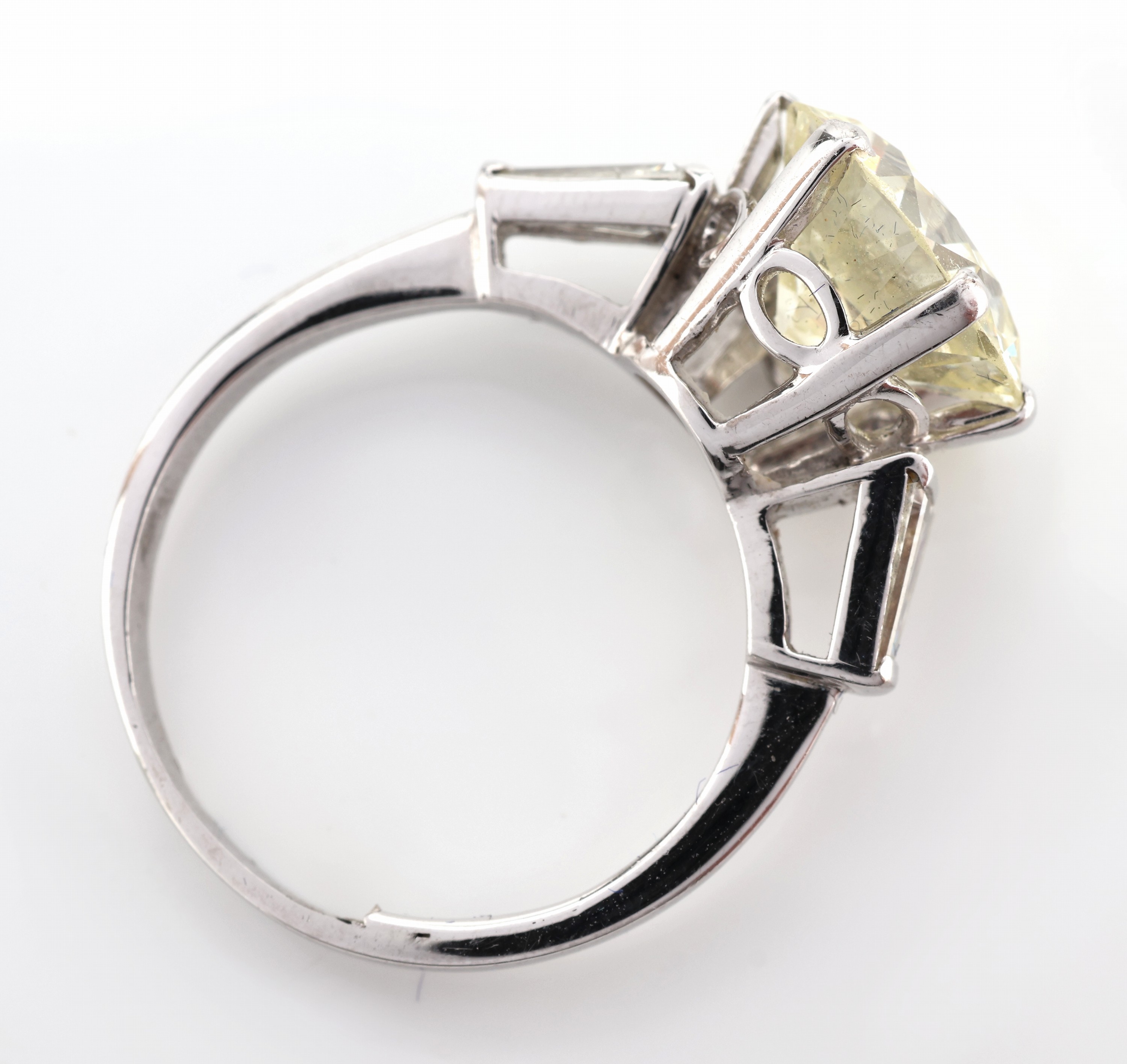 Detail a: 14 kt Gold Diamant-Ring, WG 585/000, mittigAltschliffdiamant ca. 4.50 ct Getönt/si, (Stein min. besch.), seitl. 2 Diamanttrapeze zus. ca. 0.30 ct ...