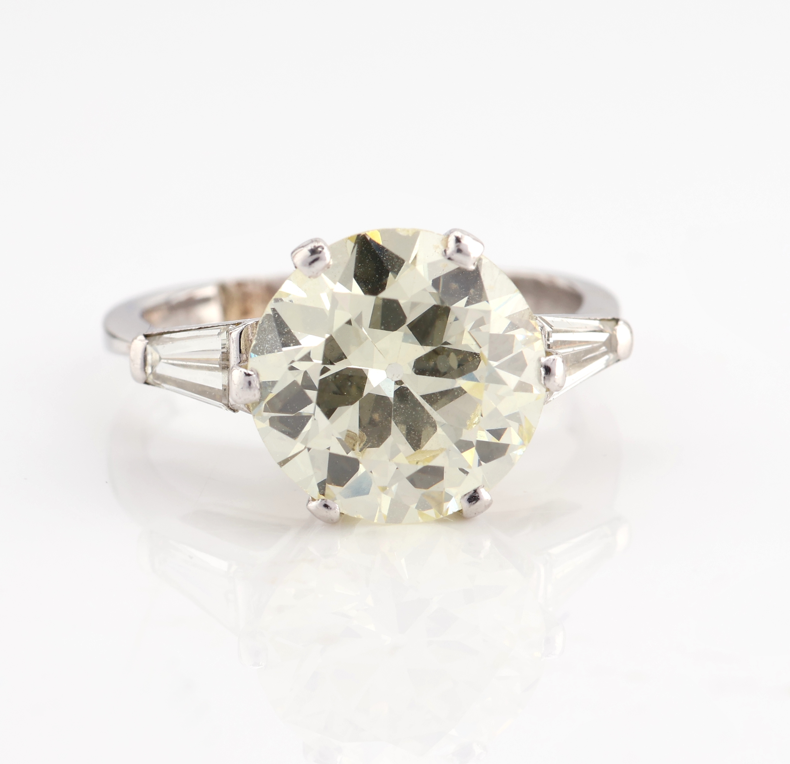 Detail b: 14 kt Gold Diamant-Ring, WG 585/000, mittigAltschliffdiamant ca. 4.50 ct Getönt/si, (Stein min. besch.), seitl. 2 Diamanttrapeze zus. ca. 0.30 ct ...