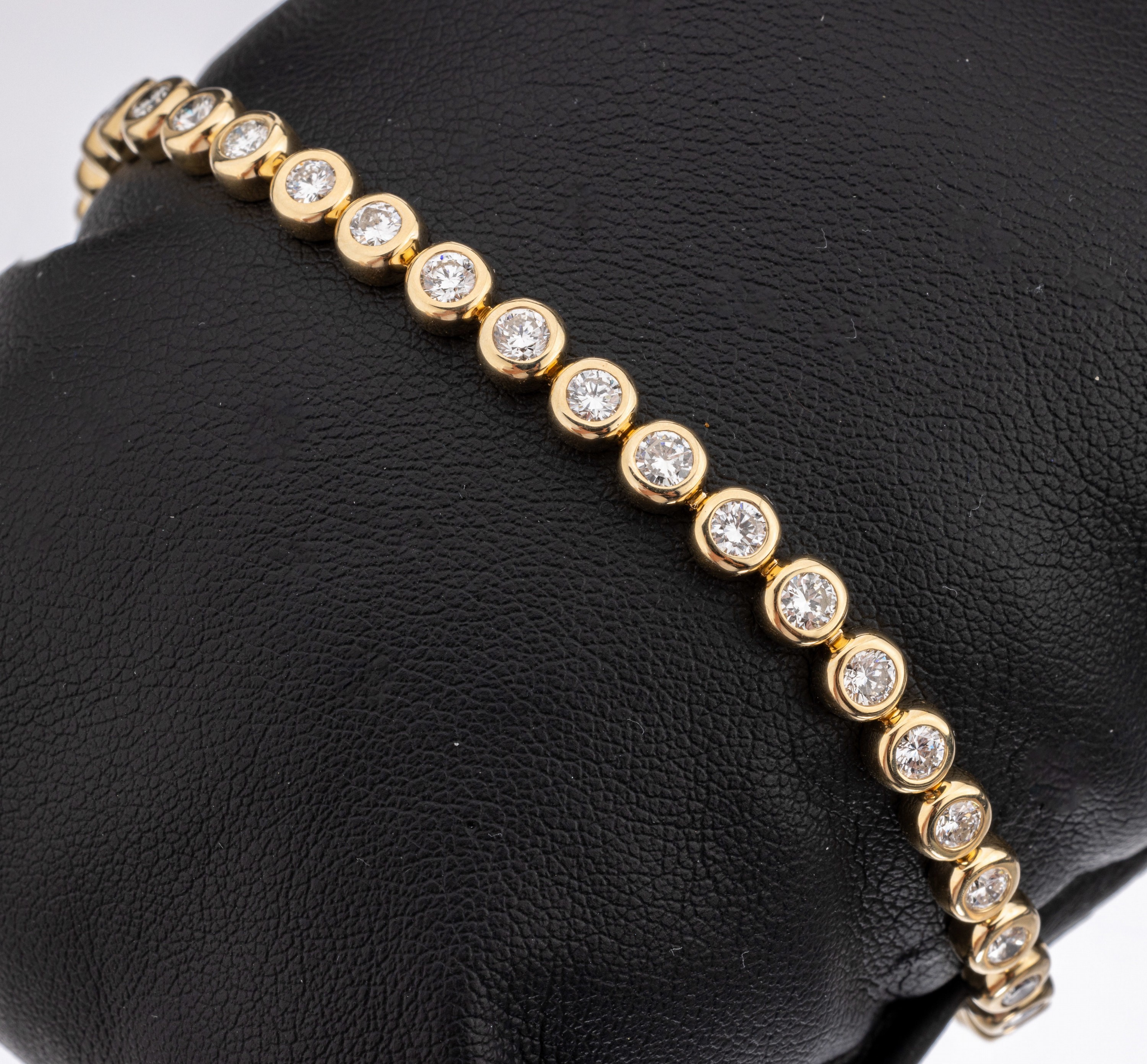 14 kt Gold Brillant-Linienarmband, GG 585/000, 37 Brillanten zus. ca. 3.73 ct (grav.) Weiß/si-p, L. ca. 18.3 cm, Kastenschloss mit 2 ...