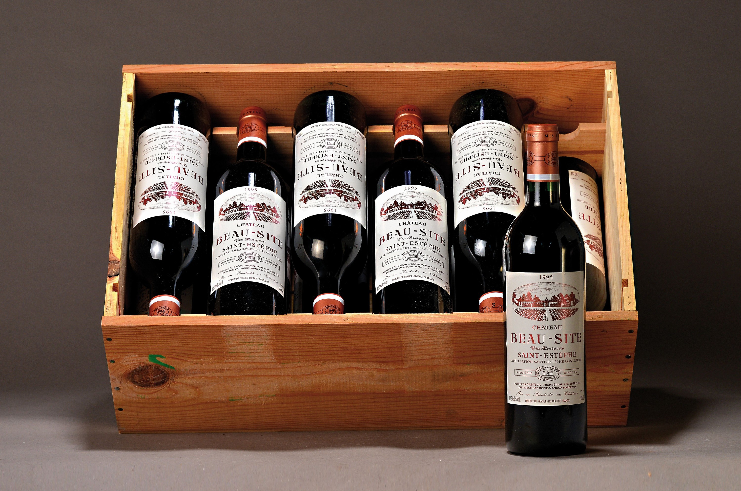 Chateau Beau-Site, 5x 1988 und 12x 1995, Saint-Estephe, Cru Bourgeois, ca. 750ml, 12,5% Vol., mind. Top Shoulder, je in orig. Holzkiste