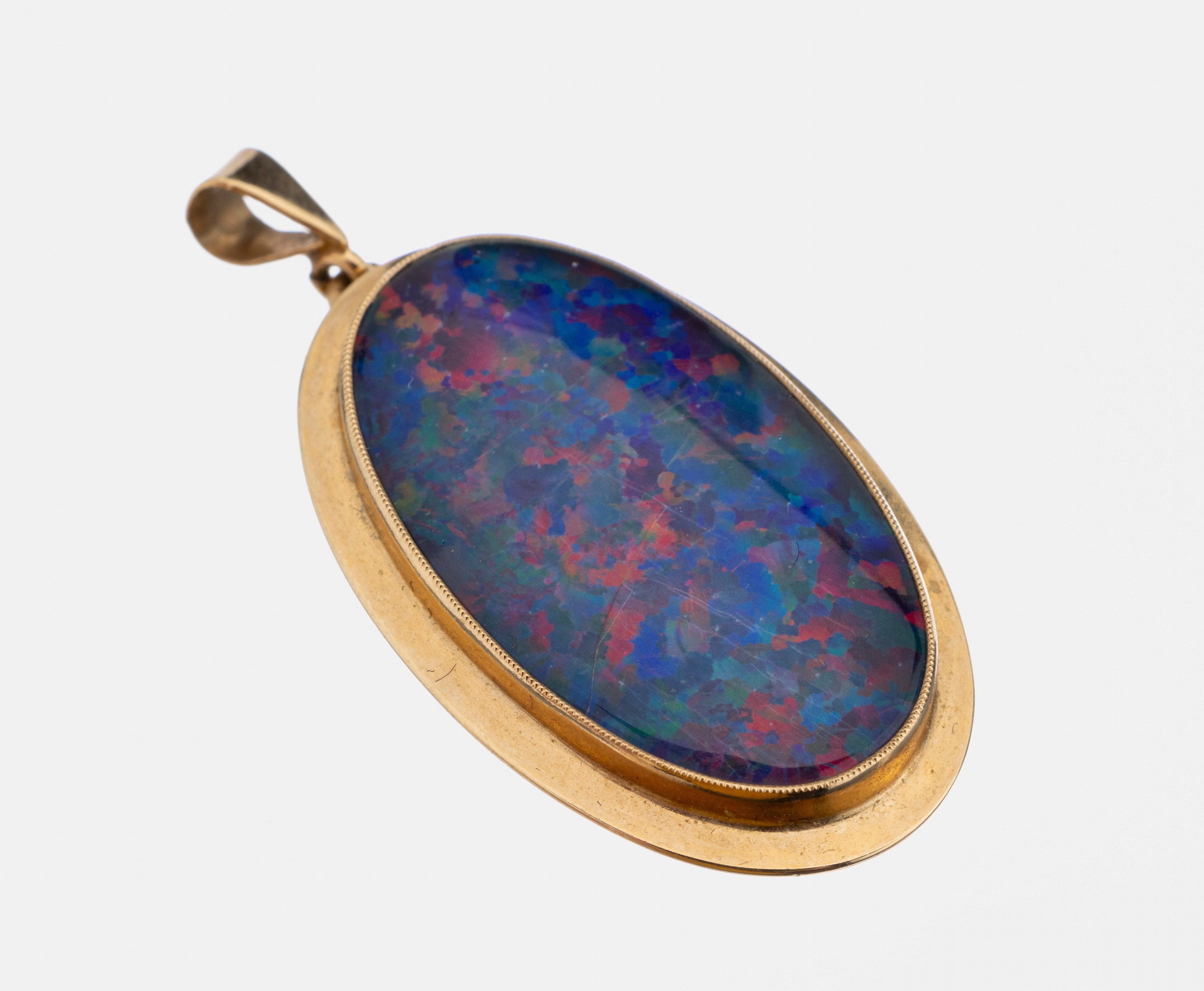 10 kt Gold Opal-Anhänger, GG 417/000, schlichte Gestaltung, ovale Opaltriplette, Farbspiel blau, grün und rot, ca. 3.7 g, ca. 3.5 x 1.8 cm
