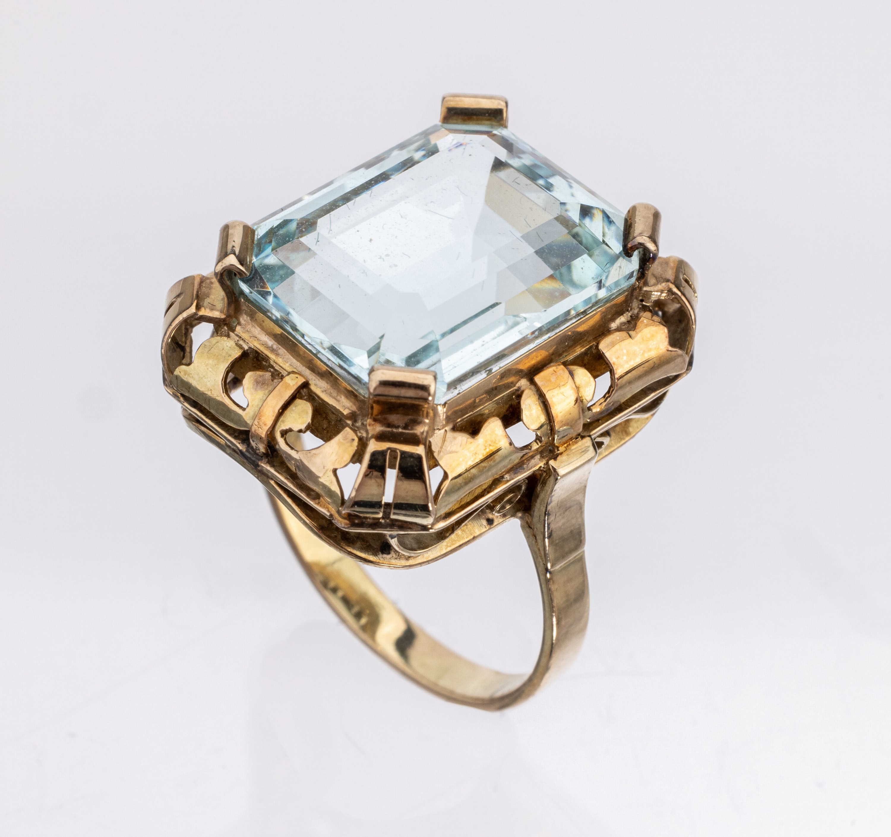 14 kt Gold Aquamarin-Ring, 1950er Jahre, GG585/000, Aquamarin im Treppenschliff ca. 5.0 ct, architektonischer Aufbau, RW 56, ca. 8.5 g