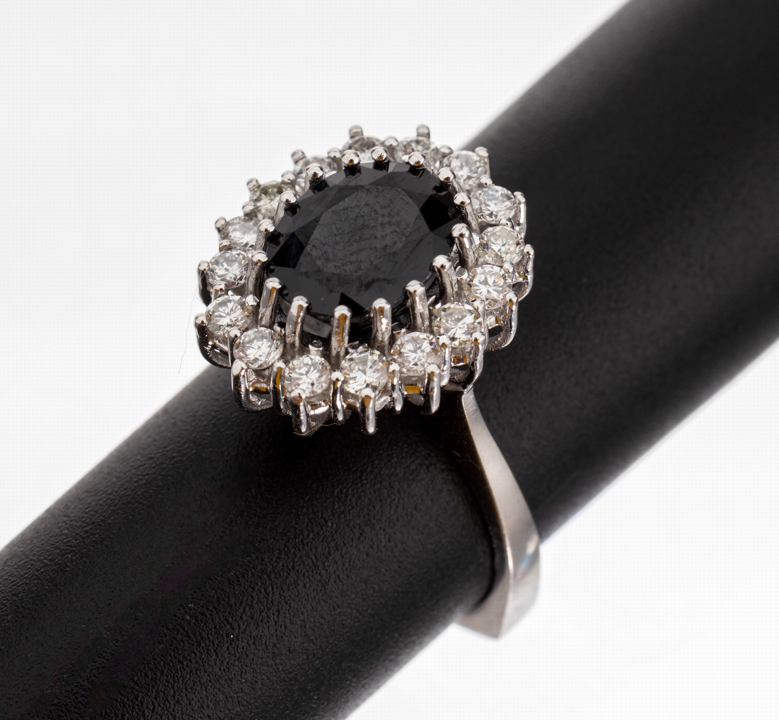 14 kt Gold Saphir-Brillant-Ring, WG 585/000, mittig ovalfacett. Saphir ca. 2.0 ct,umgeben von 16 Brillanten zus. ca. 0.80 ct Weiß/si-p, RW 52, ca. ...