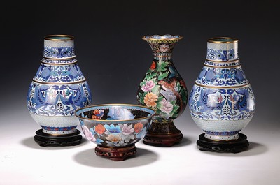 Image Vasenpaar, Vase und Schüssel, China, 20. Jh., Cloisonne, Vasenpaar, heller Grund ...