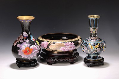 Image Zwei Vasen und eine Schale, China, 20. Jh., Cloisonne, florale Dekore, H. ca. 24/24 cm/ ...