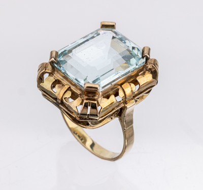 Image 14 kt gold aquamarine-ring , 1950s, YG 585/000, aquamarine in trap cut approx. 5.0 ct, ...