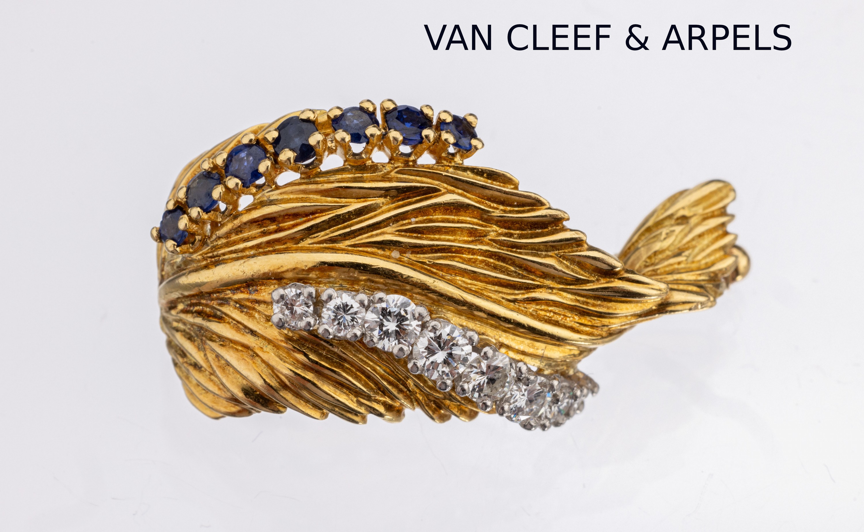 Vintage 18 kt Gold VAN CLEEF & ARPELS Brillant-Saphir-Brosche, GG 750/000, 1960, abstraktes geschwungenes Blatt, 8 Brillanten zus. ca. 0.50 ct ...