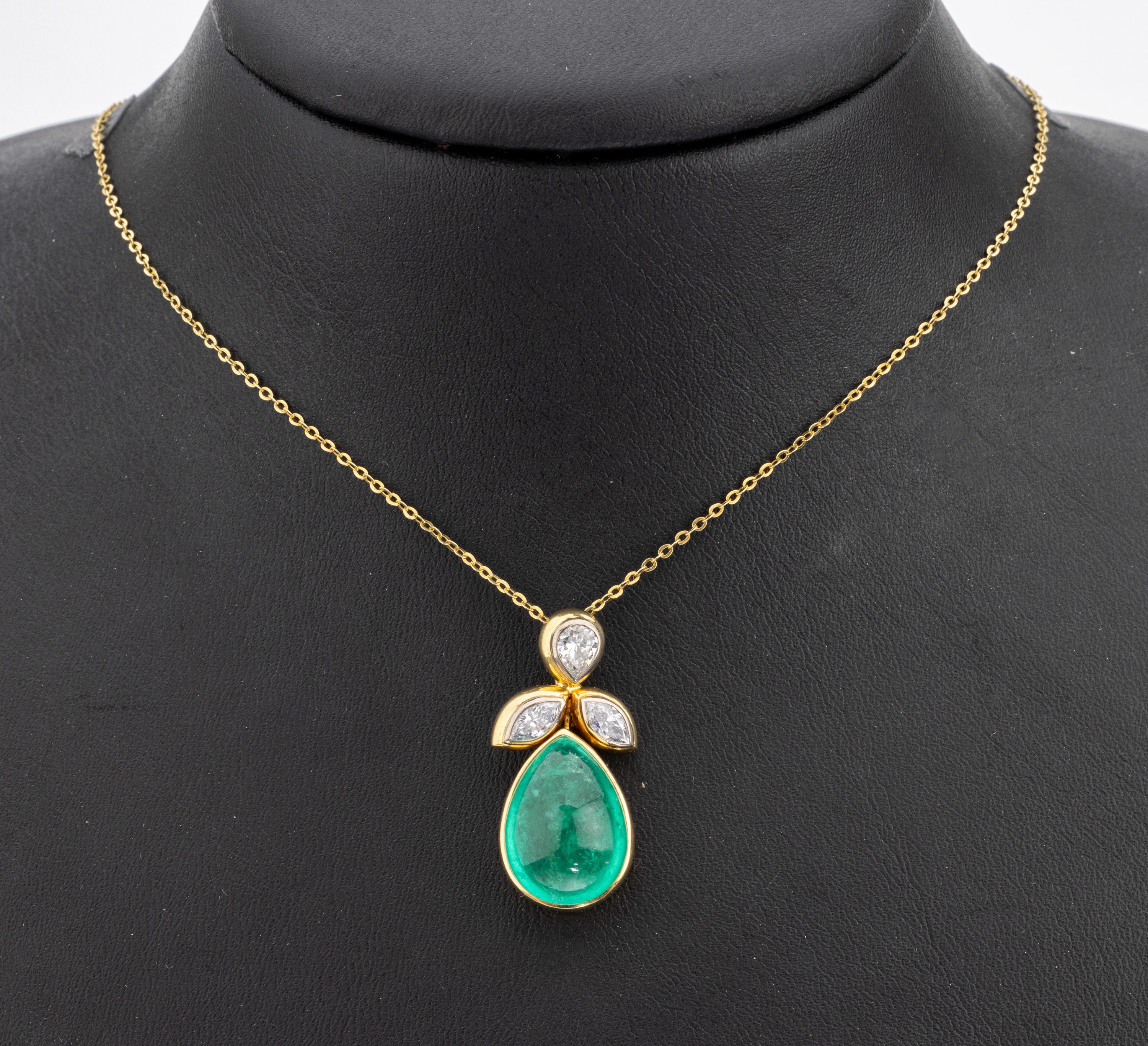 18 kt Gold Smaragd-Diamant-Anhänger, GG 750/000, tropfenförm. Smaragd-Cabochon ca. 11.90 ct, 1 Diamanttropfen und 2 Diamant- Navettes zus. ca. ...