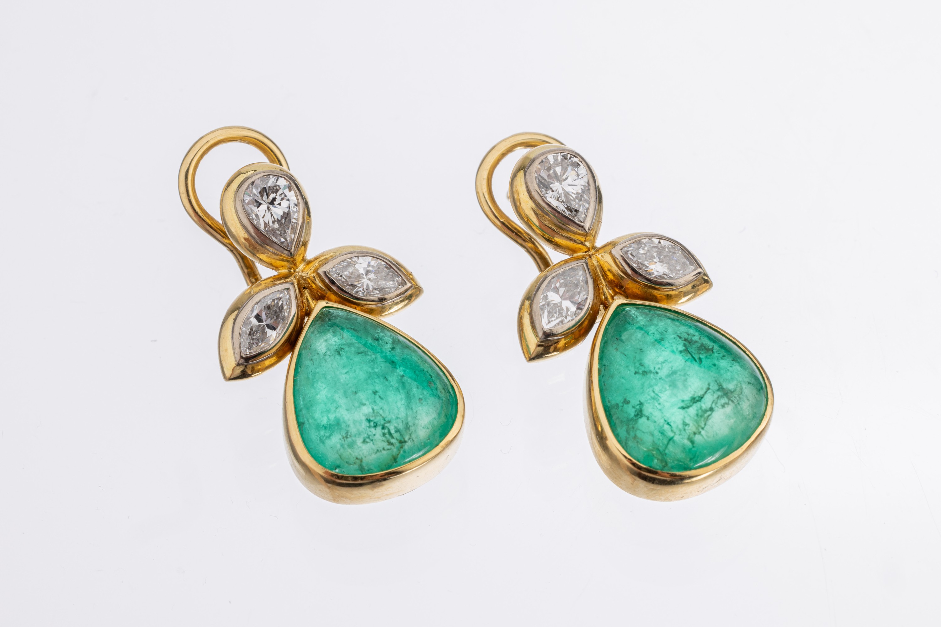 Paar 18 kt Gold Smaragd-Diamant-Ohrstecker, GG 750/000, 2 tropfenf. Smaragd-Cabochons zus.ca. 10.1 ct, 2 Diamanttropfen und 4 Diamant- Navettes zus. ...