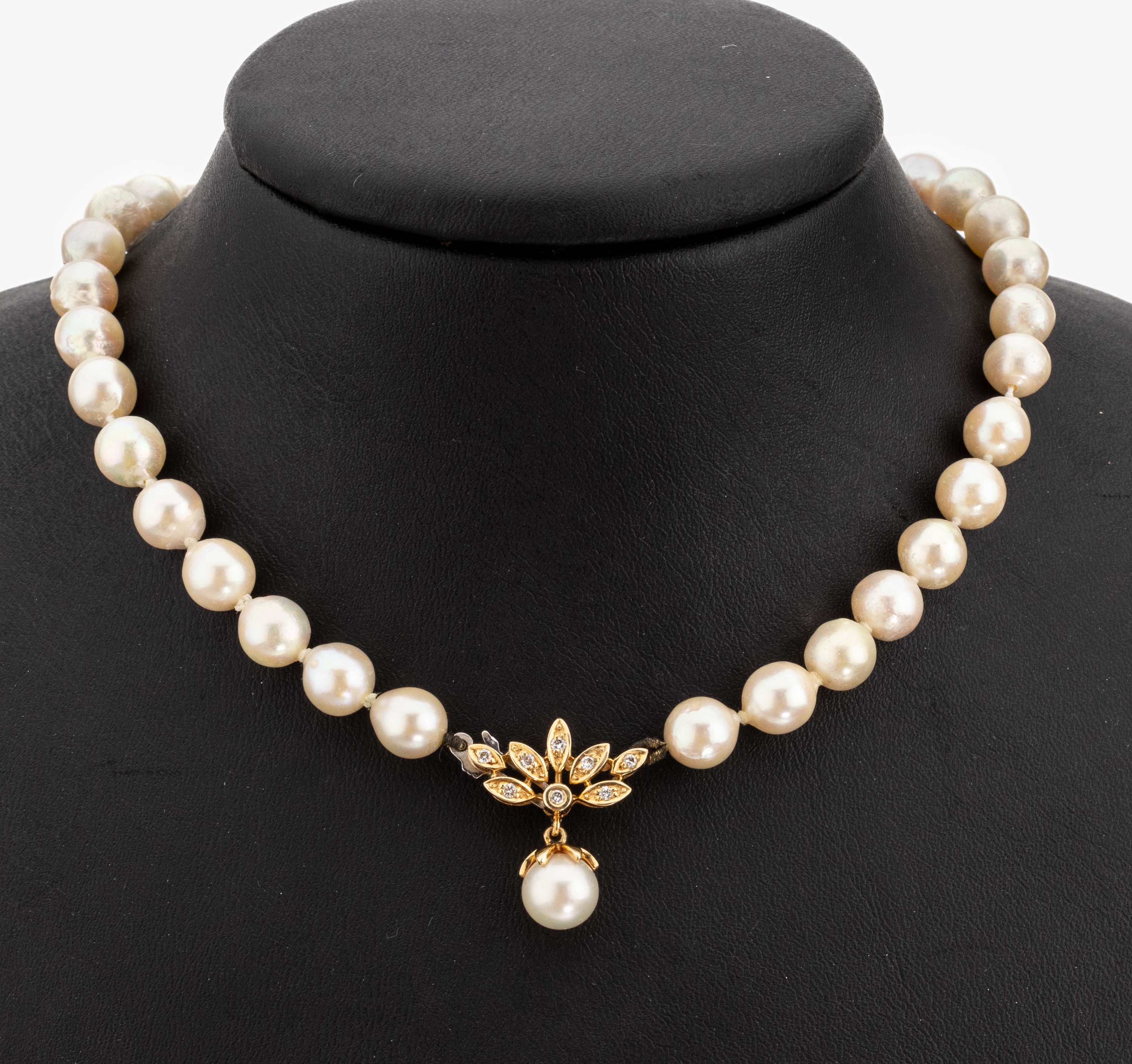 18 kt Gold Brillant-Mittelschliesse an Zuchtperlenkette, GG 750/000, 8 8/8- Diamanten zus. ca. 0.08 ct Weiss/si, bewegl. Abhängung mit Perle, 53 l. ...