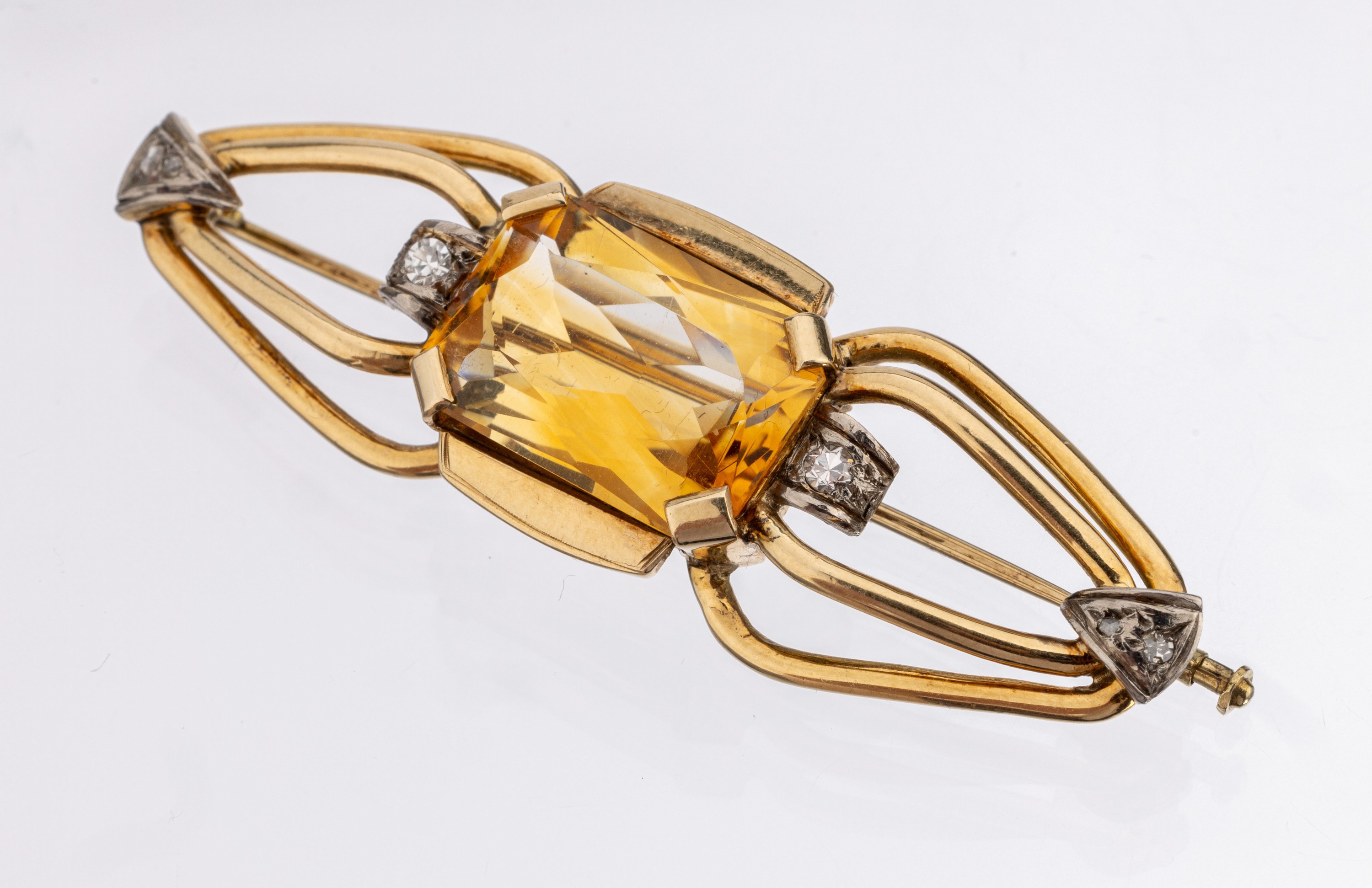 18 kt Gold Citrin-Diamant-Brosche, GG 750/000, 1940er Jahre, facett. Citrin im Phantasieschliff ca. 10.0 ct, 4 in WG gefasste8/8-Diamanten zus. ca. ...