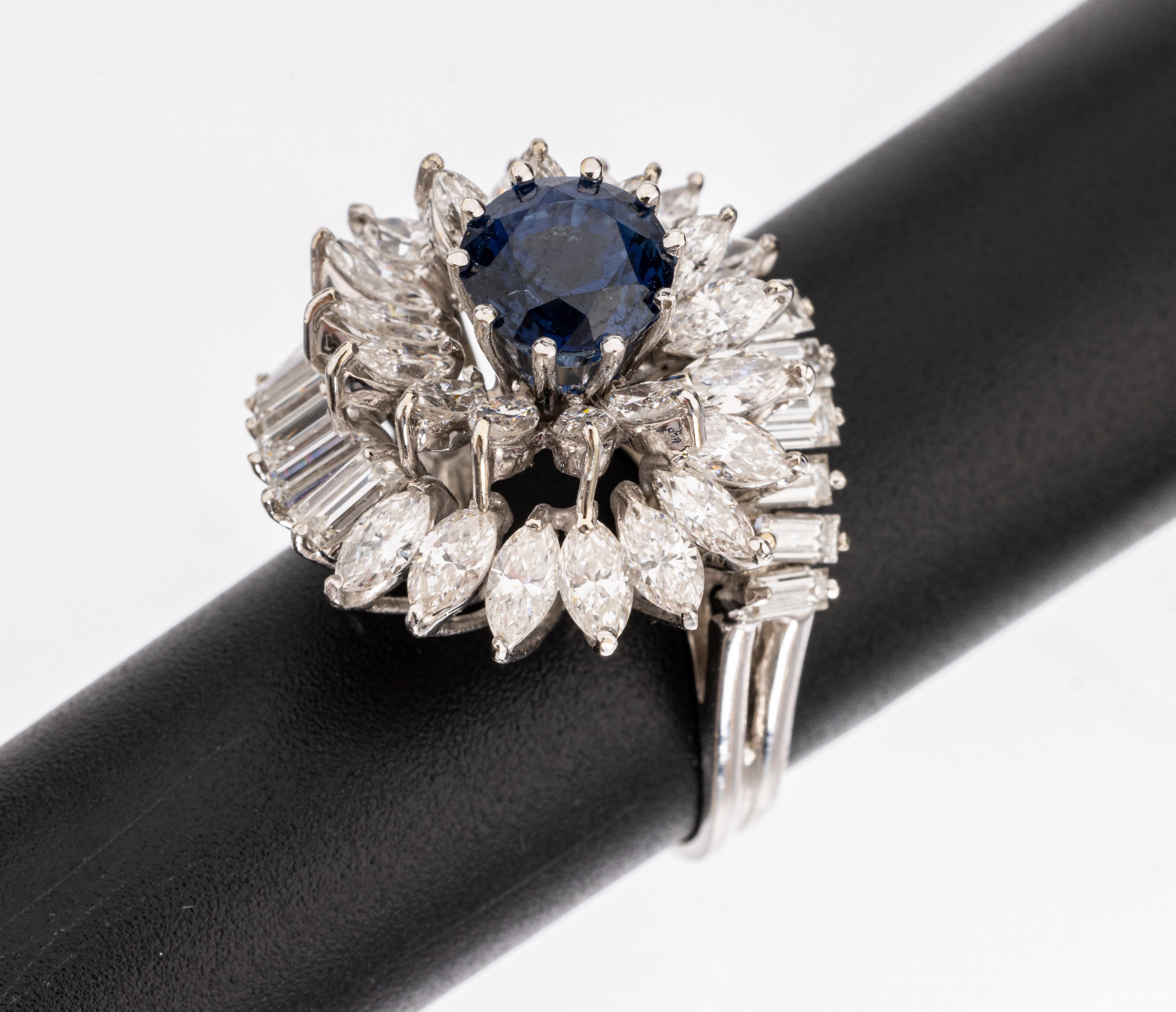 18 kt Gold Saphir-Diamant-Ring, WG 750/000,sogn. Cocktailring, Aufbau in mehreren Ebenen,mittig rundfacett. Saphir ca. 2.60 ct, umgebenvon 26 ...
