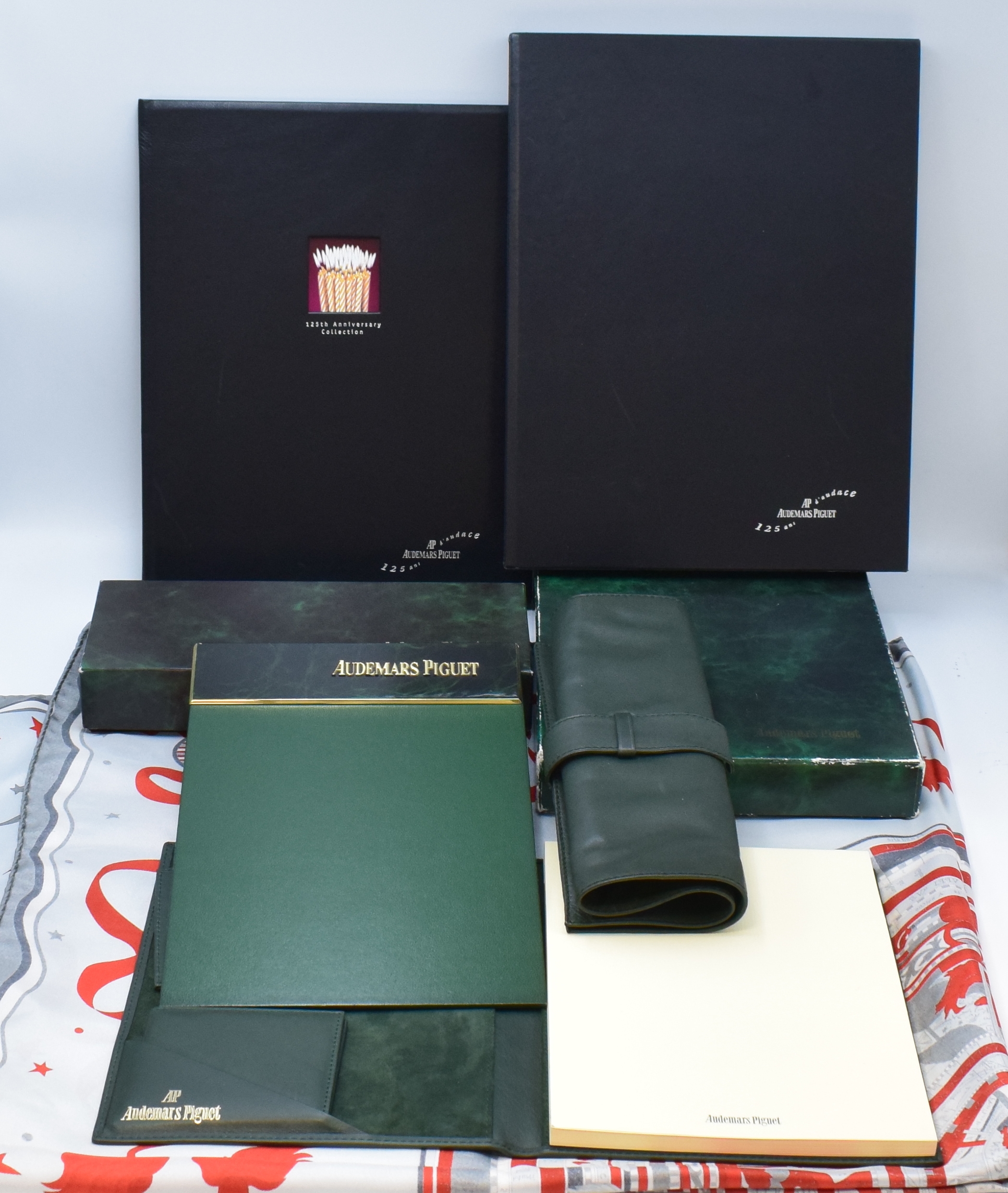 AUDEMARS PIGUET Konvolut Accessoires: Tuch, Klemmbrett, Etui, Block und Buch, ca. 1980- 2000, 1) Seidentuch m. astronomischer Darstellung, ca. 85 x ...