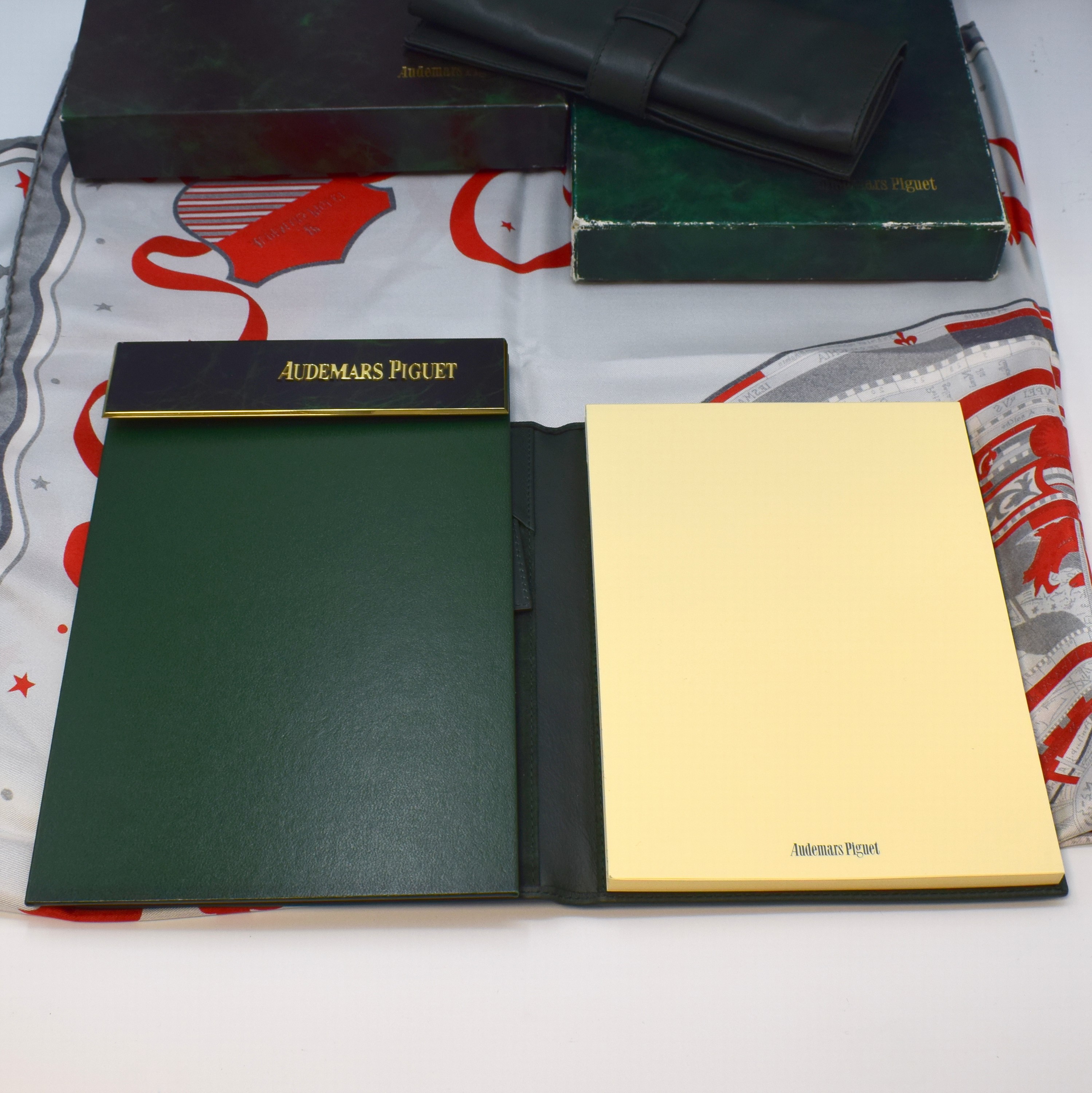 Detail a: AUDEMARS PIGUET Konvolut Accessoires: Tuch, Klemmbrett, Etui, Block und Buch, ca. 1980- 2000, 1) Seidentuch m. astronomischer Darstellung, ca. 85 x ...