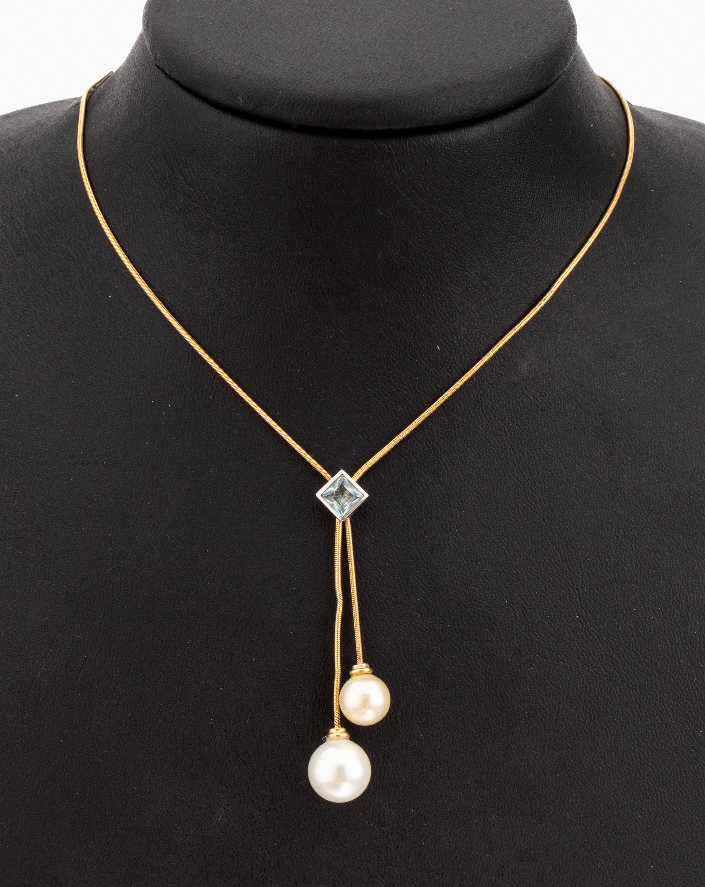 14 kt Gold Perl-Topas-Collier, GG/WG 585/000, Schlangenkette, kl. Knickstelle, 2 Zuchtperlen als Abhängung D. ca. 8.2 und 10.1 mm, nat. Merkmale, ...