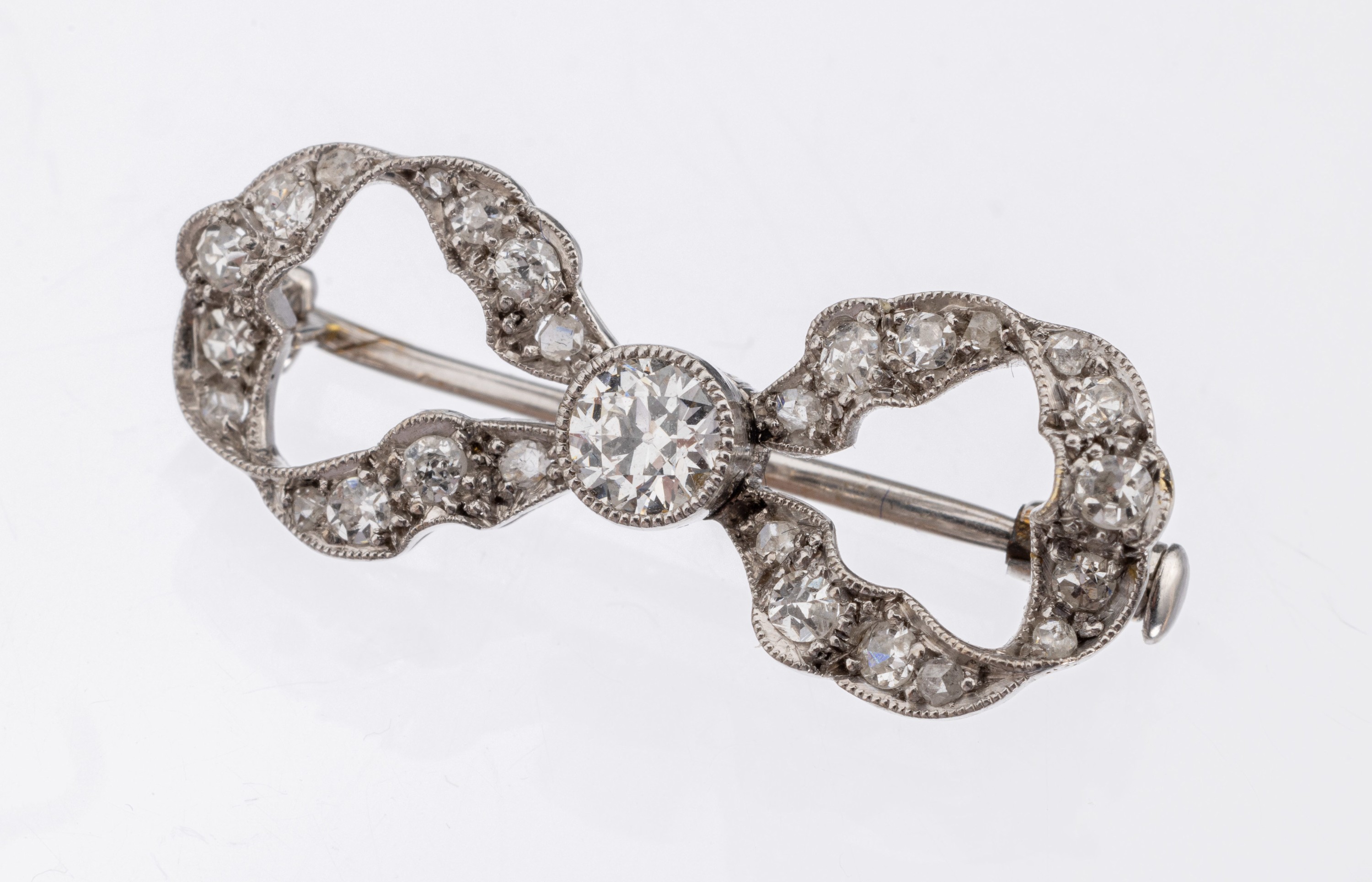 Platin Diamant-Brosche, um 1900, Pt. gepr.,Schleife, 27 Altschliffdiamanten zus. ca. 0.80ct Weiss-l.get.Weiss/si-p, ca. 3.0 g