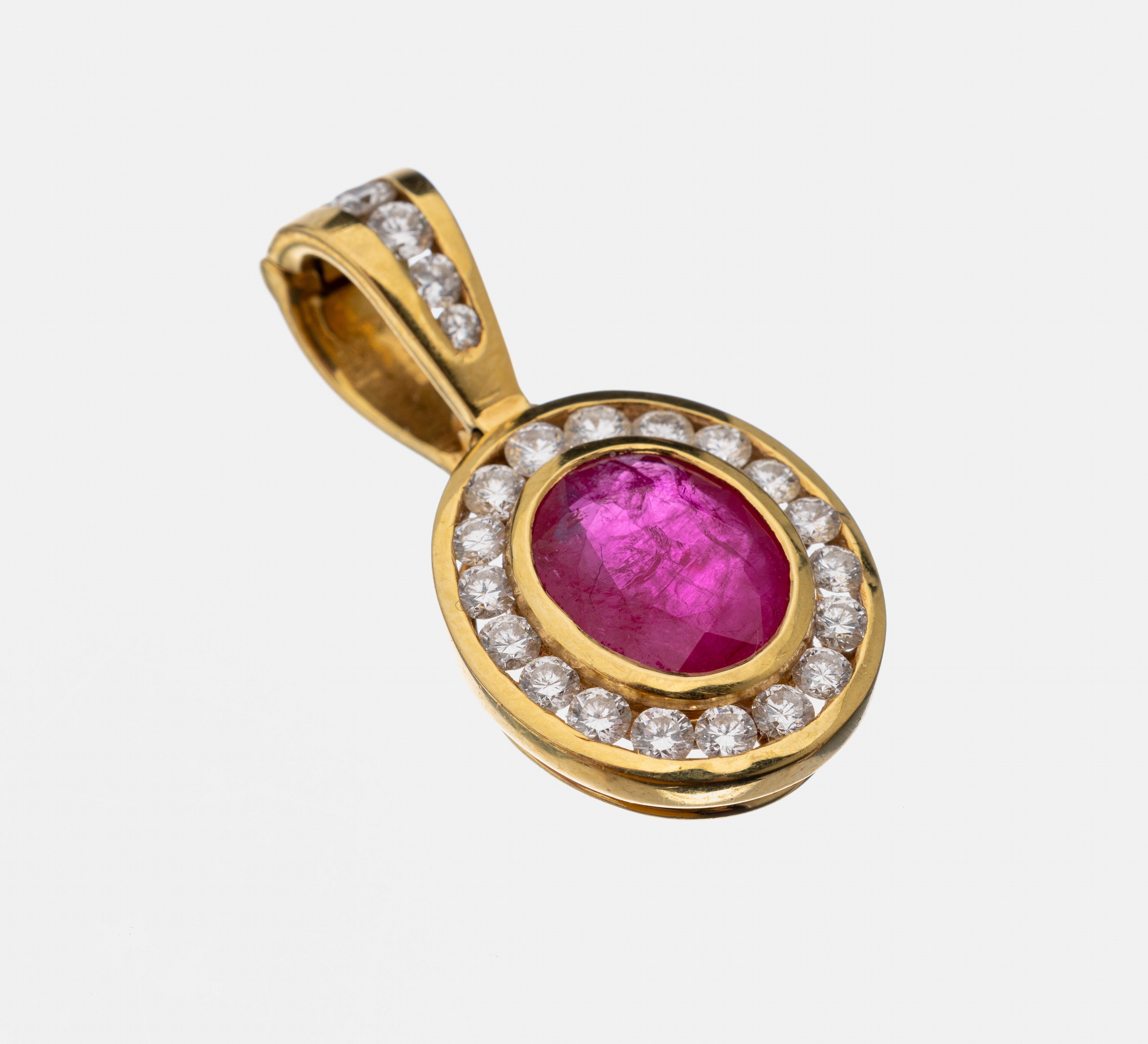 18 kt Gold Rubin-Brillant-Clipanhänger, GG 750/000, mittig ovalfacett. Rubin ca. 3.20 ct (grav.), 22 Brillanten zus. ca. 1.22 ct (grav.) Weiß/si, ...