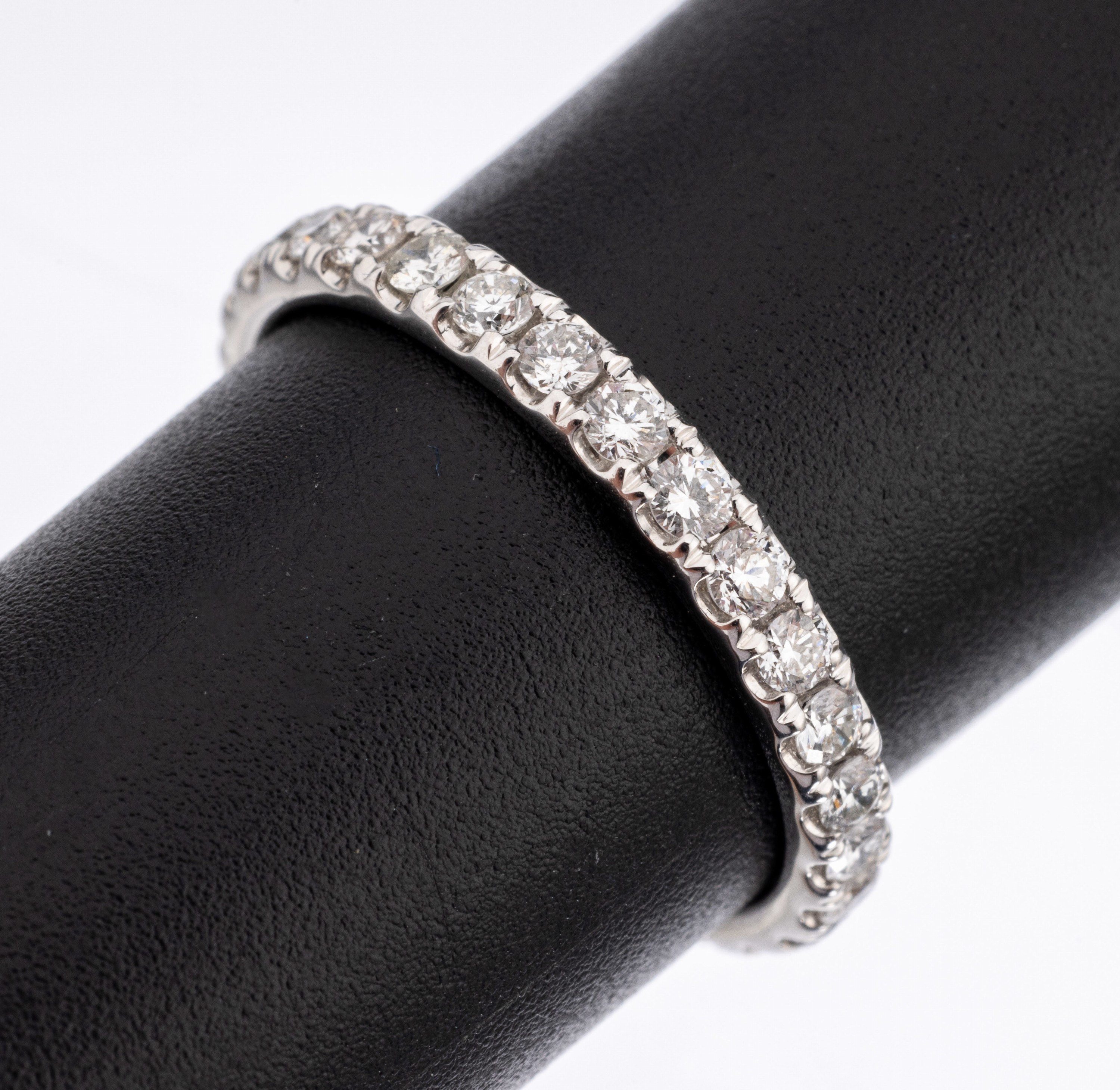 14 kt Gold Brillant-Memoryring, WG 585/000,29 Brillanten zus. ca. 1.01 ct (grav.) Weiss-l.get.Weiss/si-p, RW 56, ca. 2.2 g