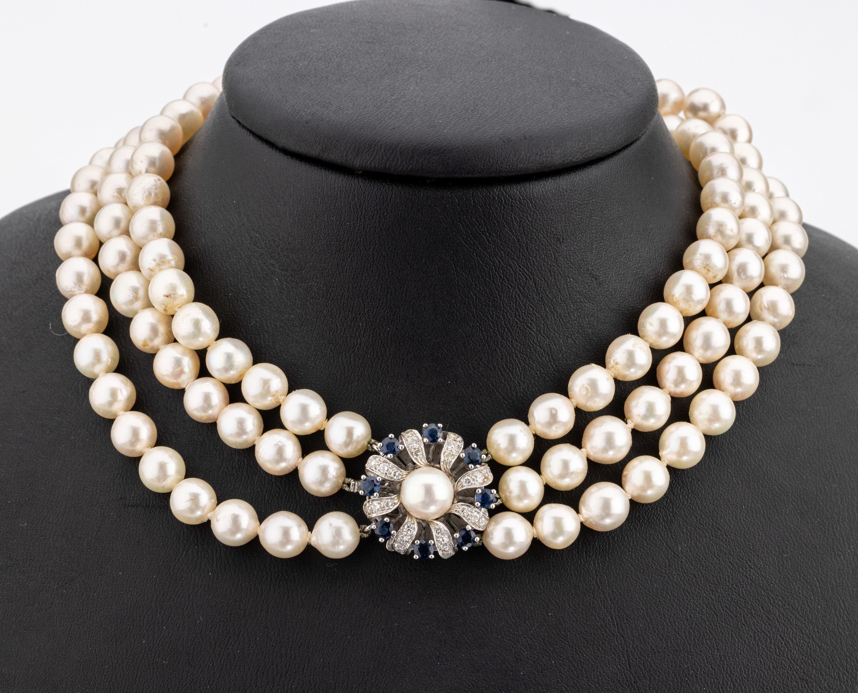 Zuchtperl-Collier mit 18 kt Gold Saphir- Brillant-Schmuckschließe, WG 750/000, 3- rhg. Akoyazuchtperlen, D. ca. 7.5 mm, rundes Kastenschloss mit 8 ...