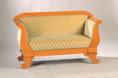 Image Kindersofa, im Biedermeier-Stil, 20.Jh., Kirschbaum massiv, Polsterung und Mohairbezug ...