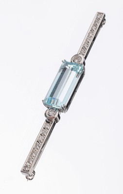 Image 18 kt gold aquamarine-brilliant-brooch , WG 750/000, centered aquamarine in trap cut ...