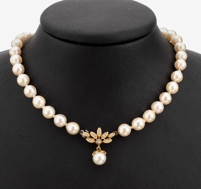 Image 18 kt gold brilliant-middle clasp with cultured pearl chain , YG 750/000, 8 8/8- ...